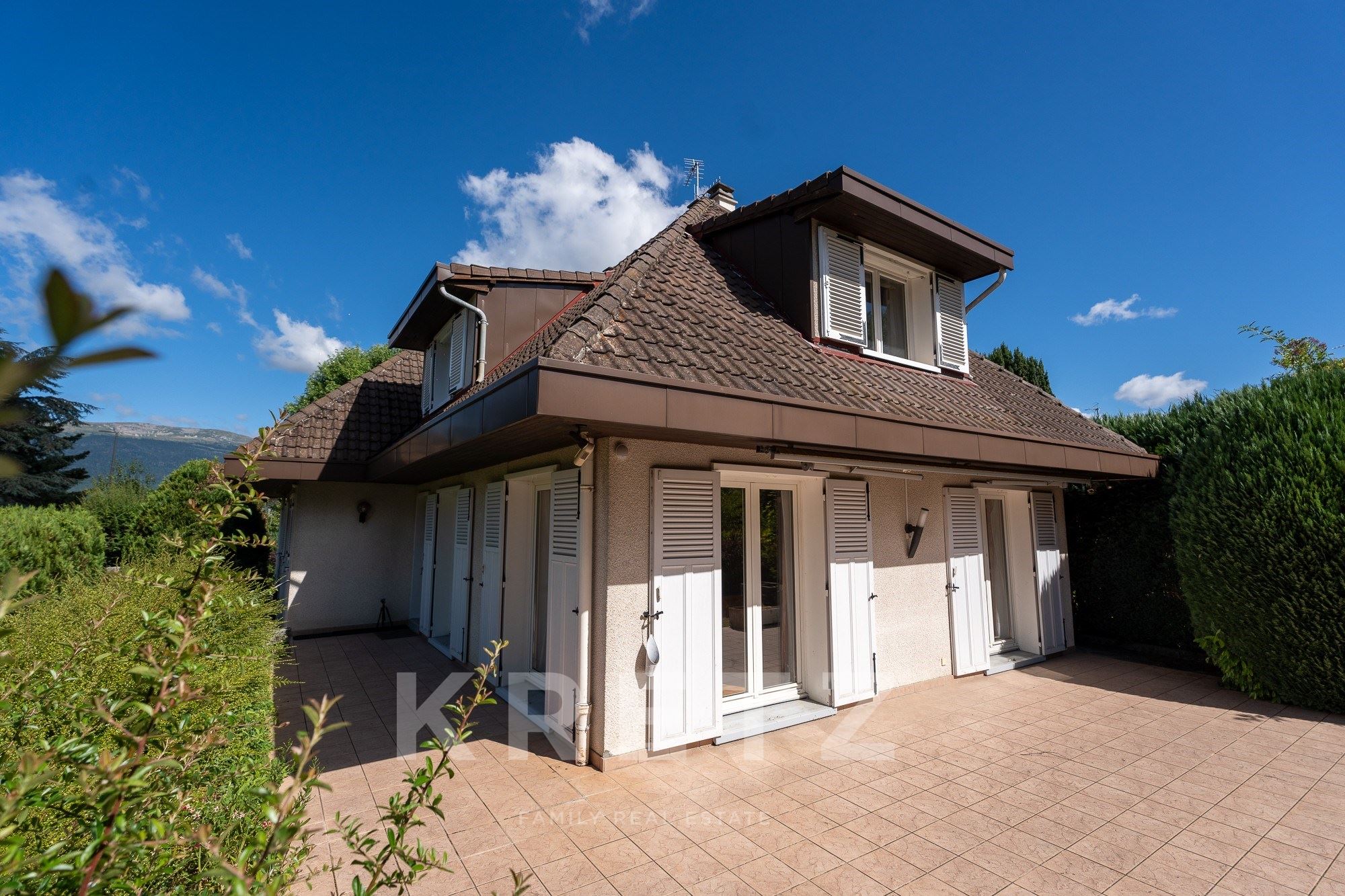 Contemporary Home with Landscaped Garden and Convertible Attic – Prévessin-Moëns, 10 Minutes from Ge