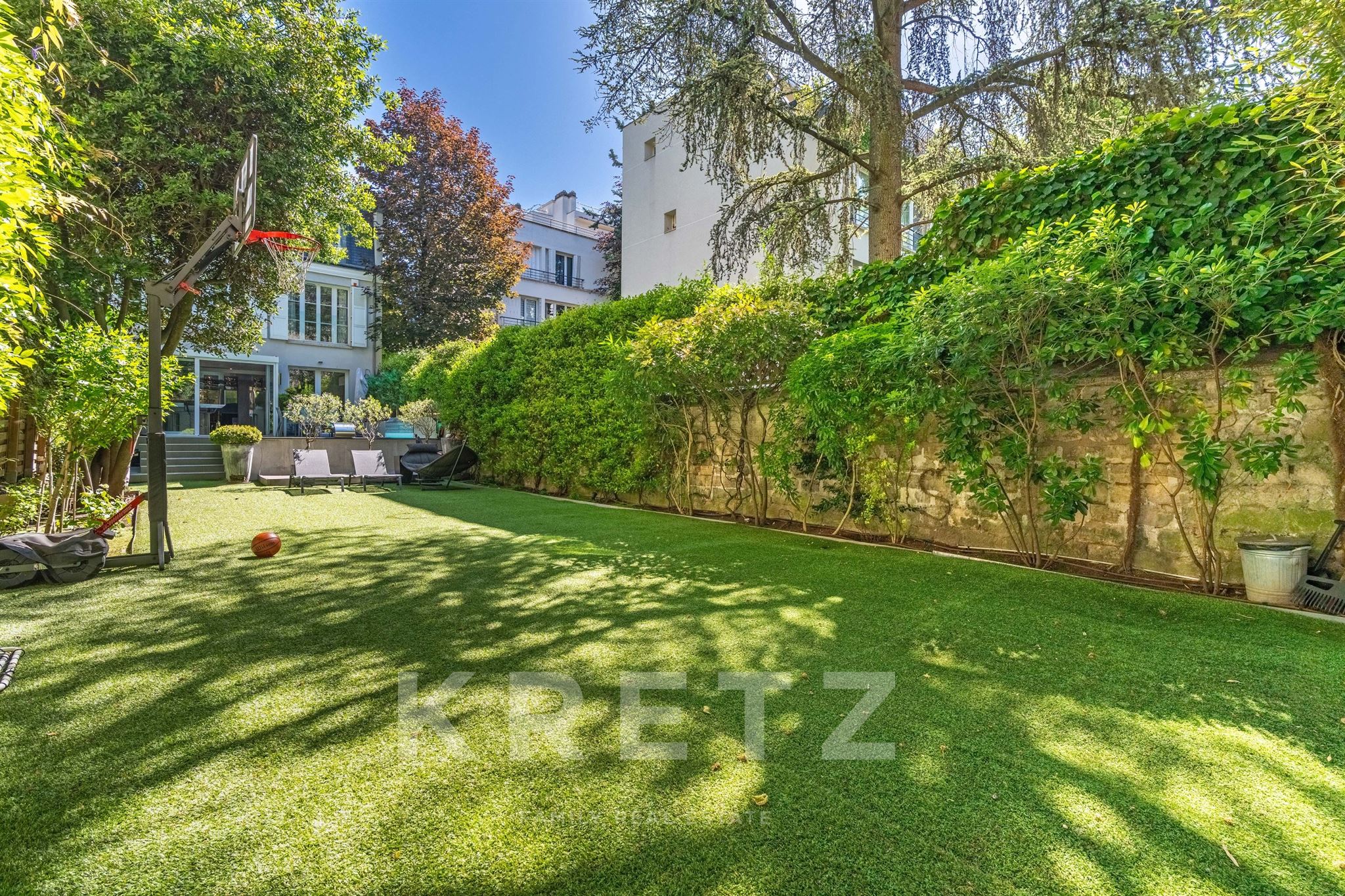 Neuilly-sur-Seine - Excellent condition - Unobstructed views - Very bright - Quiet surroundings - Sw