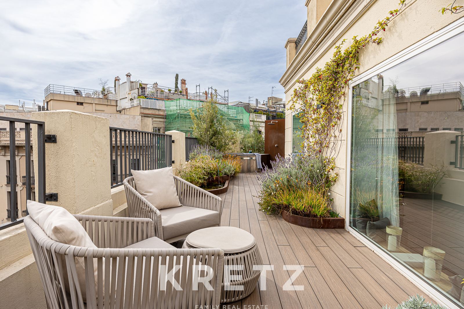 Penthouse with large terrace in Eixample Dreta