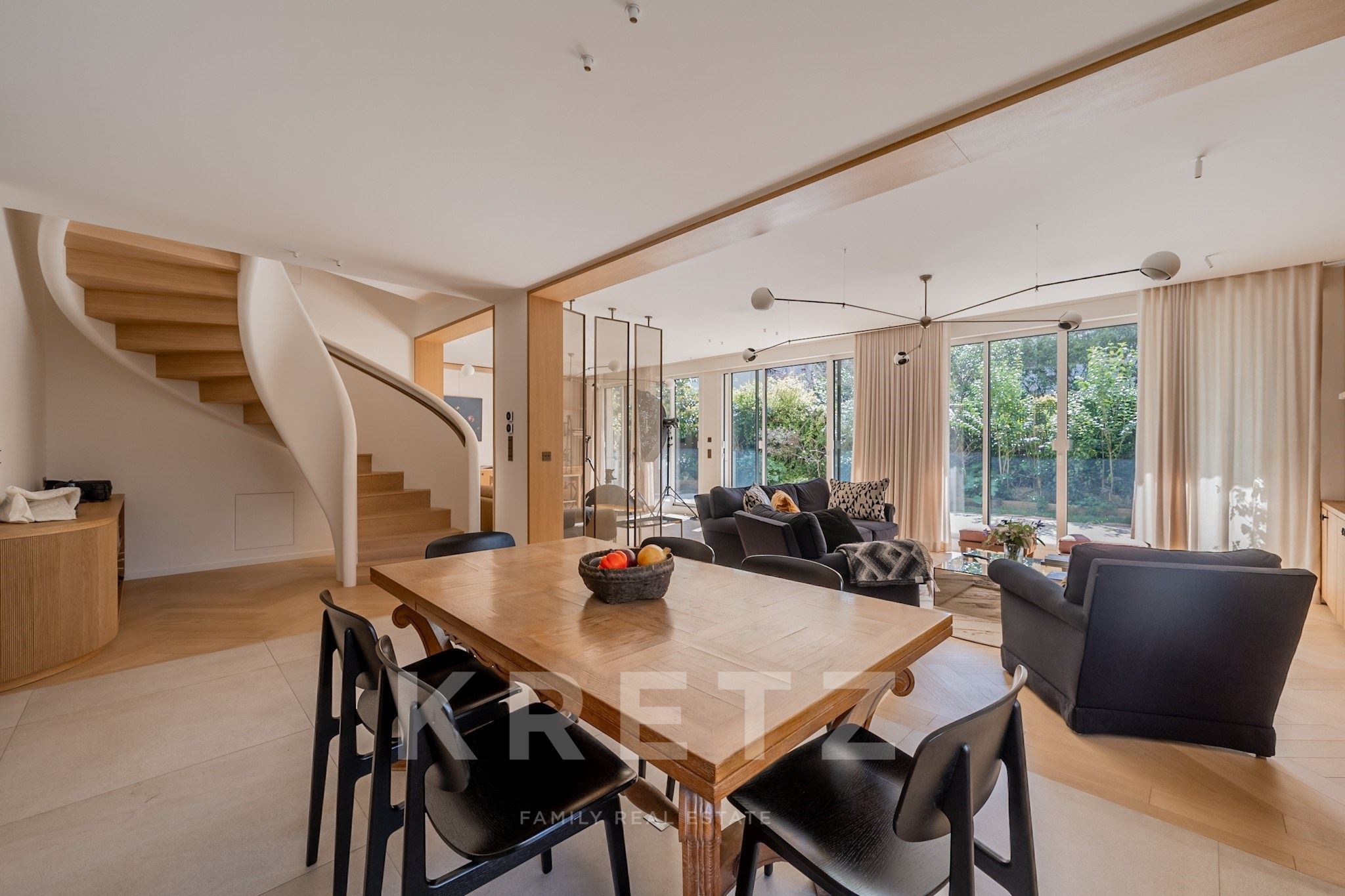 Neuilly Saint James. Duplex jardin terrasse. 4 chambres