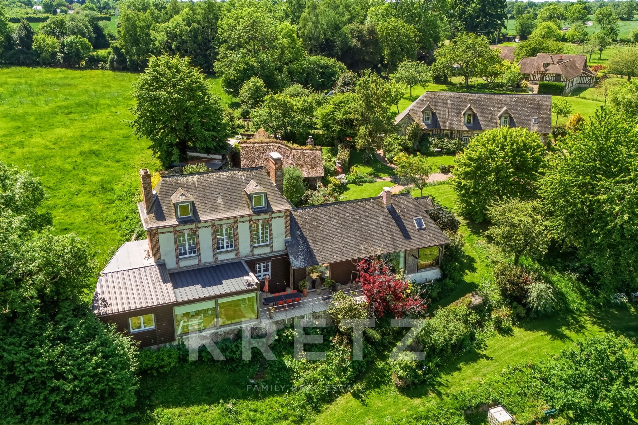 Aux portes de Honfleur,  domaine sur 3 hectares avec une maison principale et 3 maisons annexes