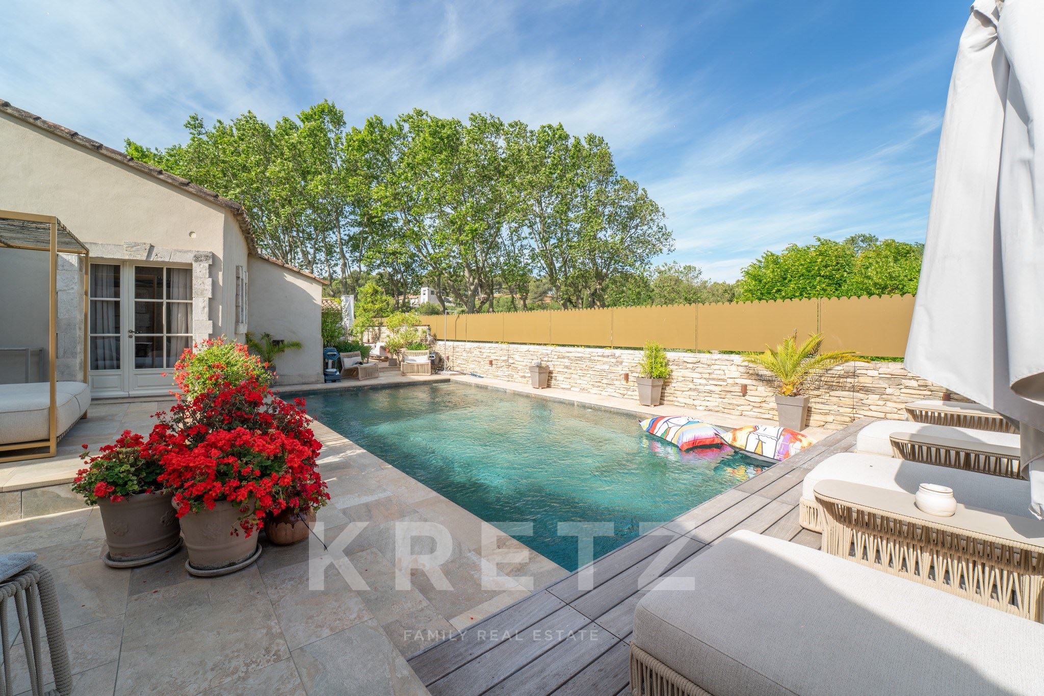 Mas de luxe XVIIIe siècle à Paradou – Propriété d’exception avec piscine, dépendances et espace bien