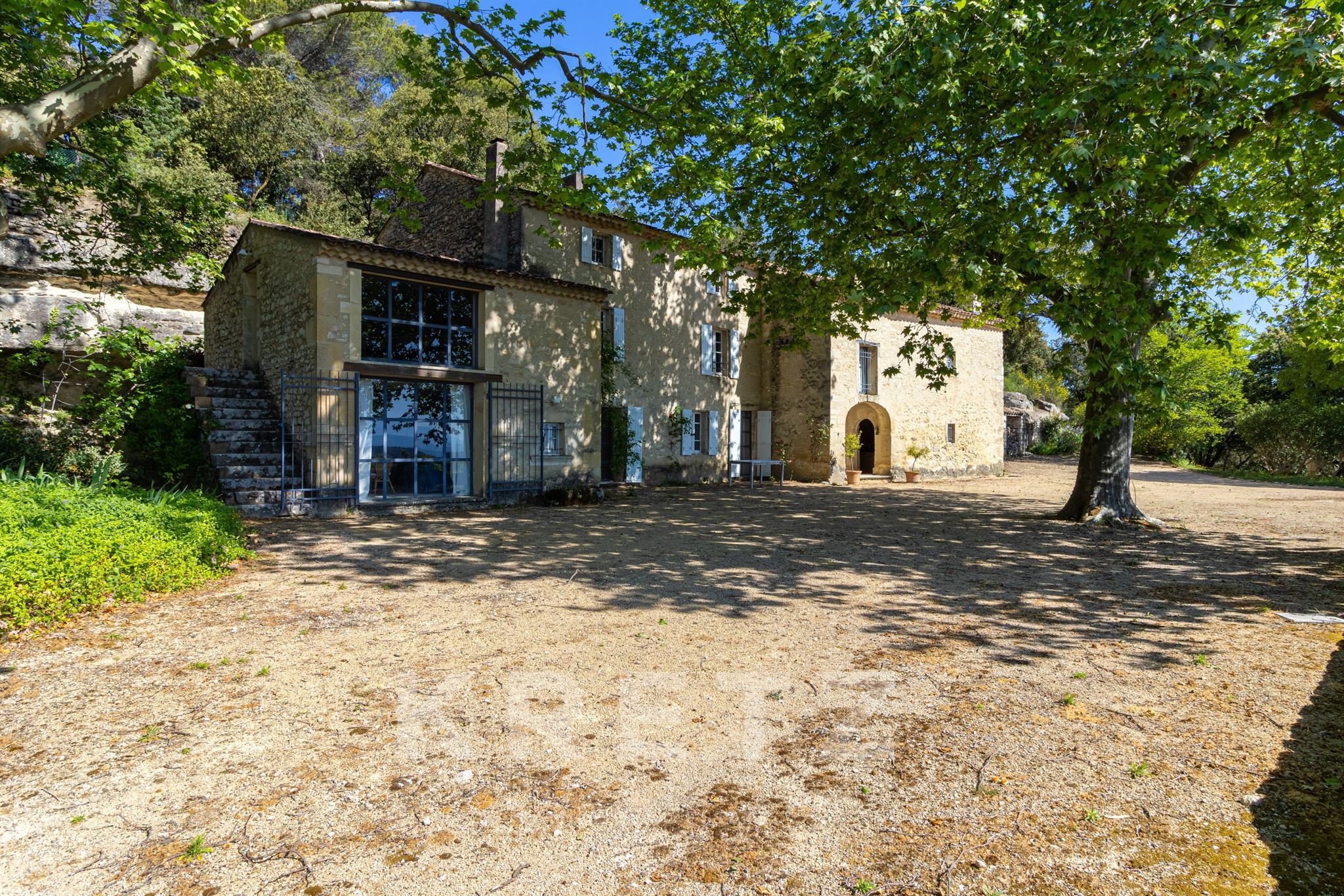 Authentic Provencal stone farmhouse—exceptional panoramic view of the Mont Ventoux