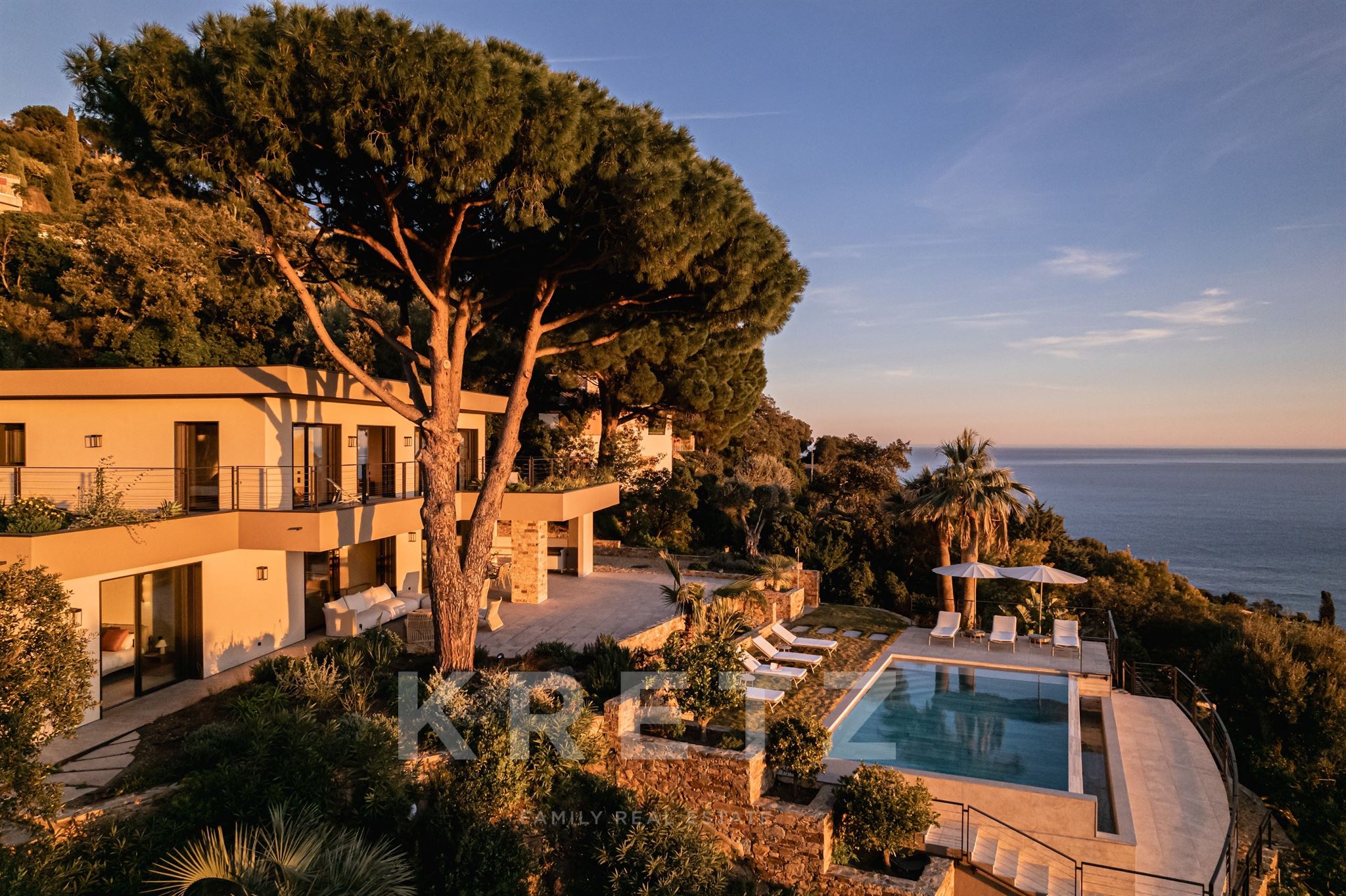 Exceptional contemporary villa overlooking the Îles d’Or