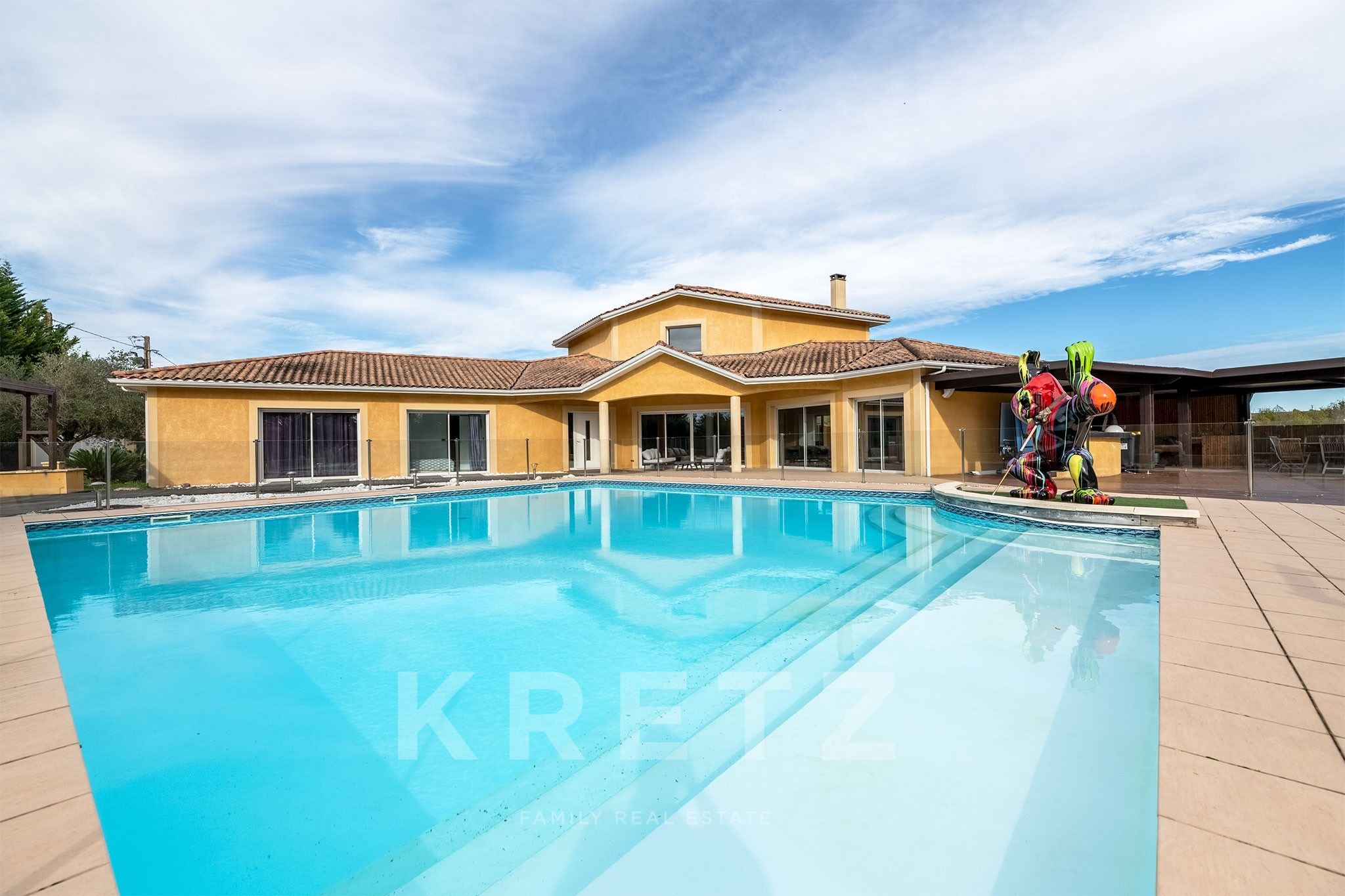 Contemporary 550 m² villa featuring two swimming pools and a spa