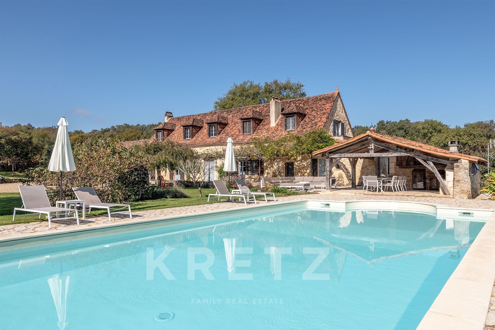420 m² estate set on 47 hectares with pond, swimming pool, and luxury chalets