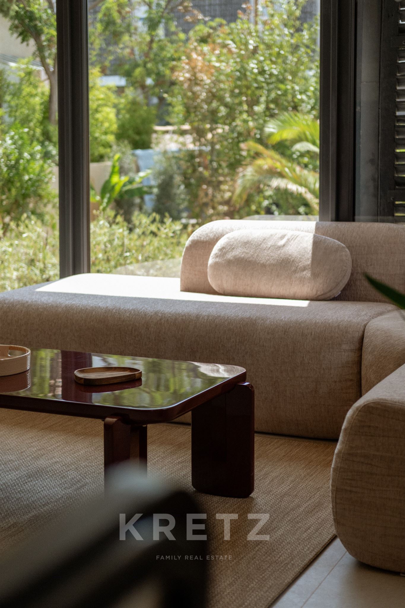 Maison contemporaine avec dépendance, jardin, piscine
