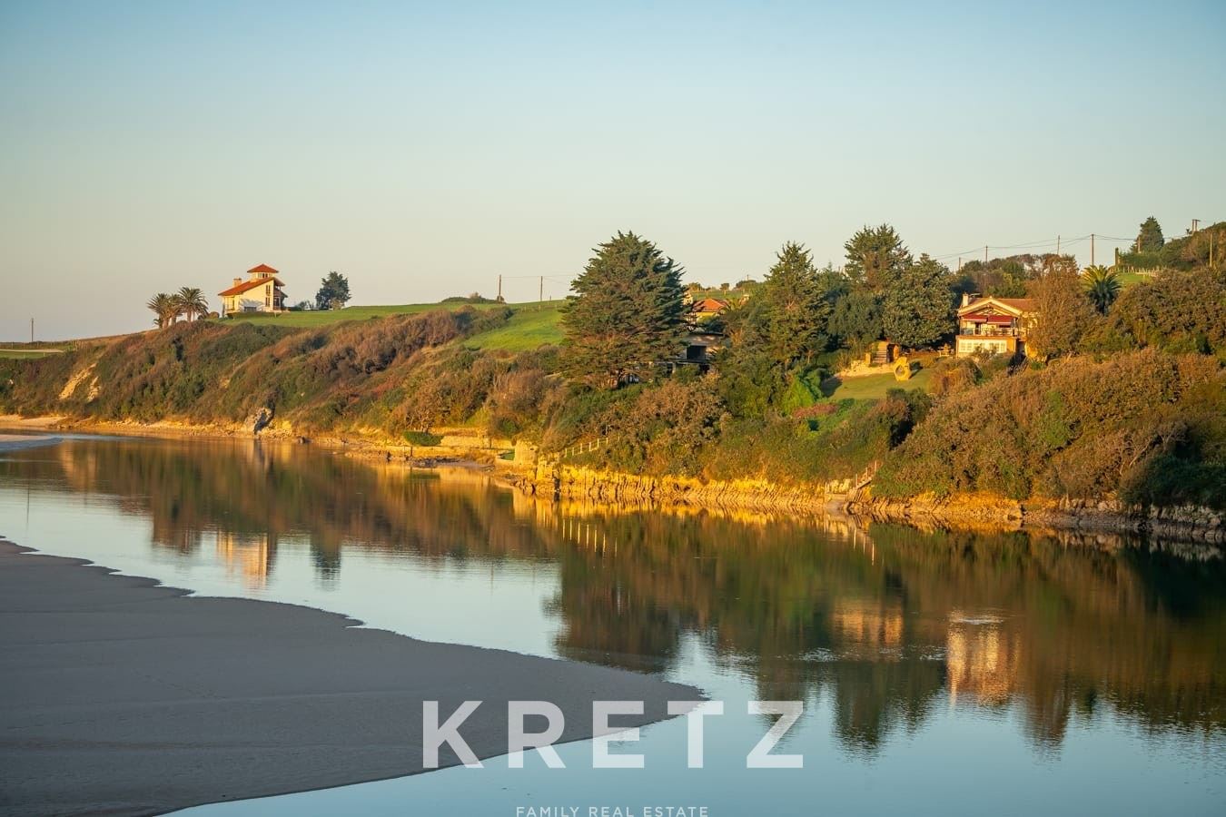 House with private jetty in the Oyambre estuary (Cantabria)