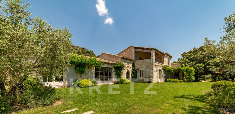 Eygalières — Exceptional Provençal mas, full renovation, 5 suites, infinity pool