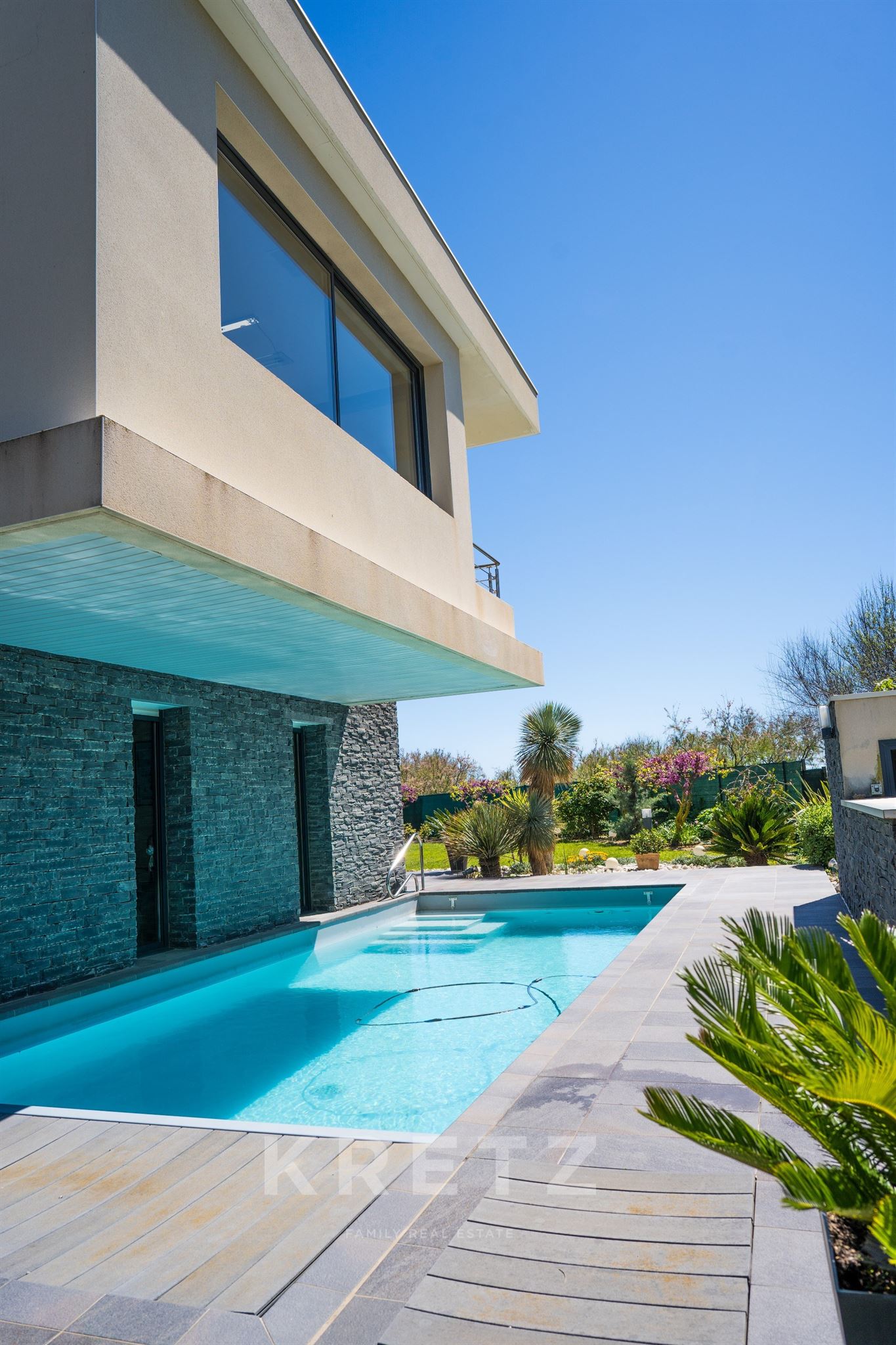 Architect-Designed Seafront Villa in First Line