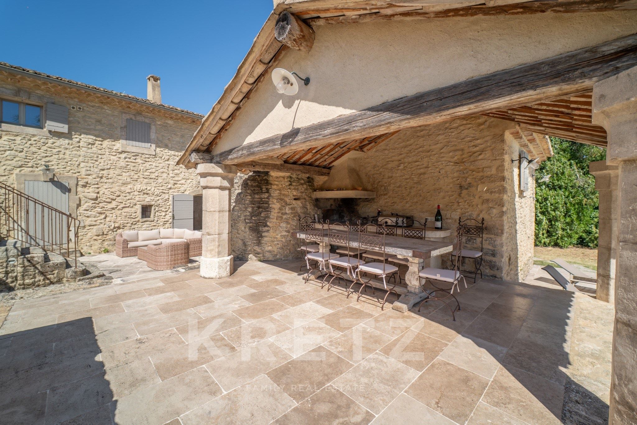 Mas en pierre rénové sur 3.8 hectares de terrain avec vue sur Bonnieux, Lacoste et le Mont Ventoux