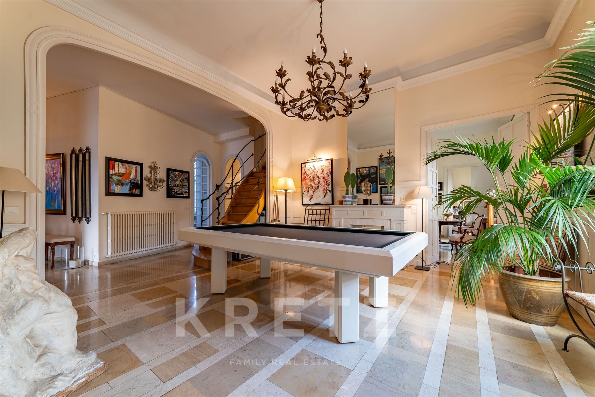 Nîmes – Écusson/ Prefecture – Bourgeois apartment 280 m2 with elevator, garage and cellars.