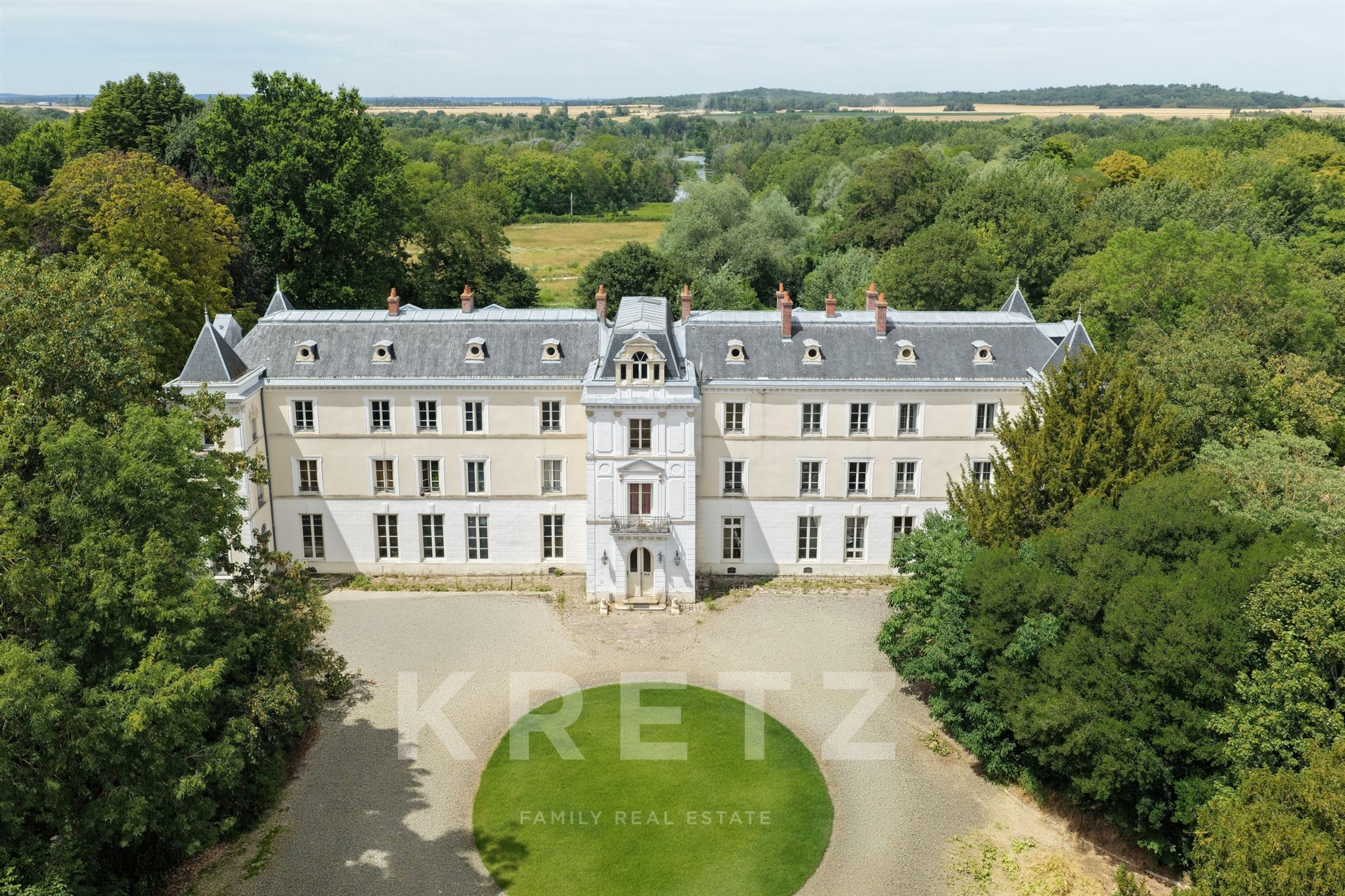 Um castelo do século XIX às portas de Paris, com capela privada e 5,8 hectares de parque