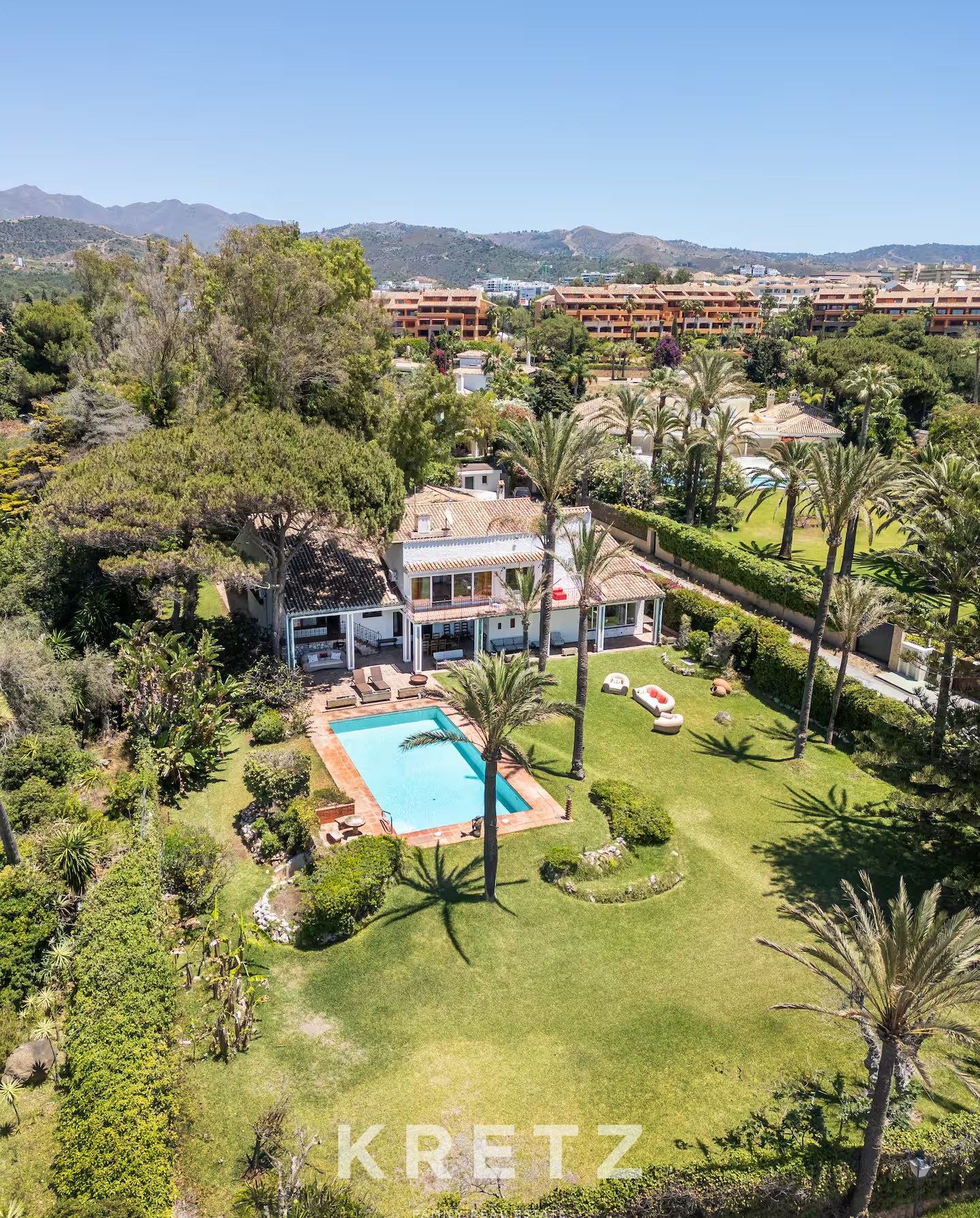 Villa en première ligne de mer avec projet de nouvelle construction à Los Monteros