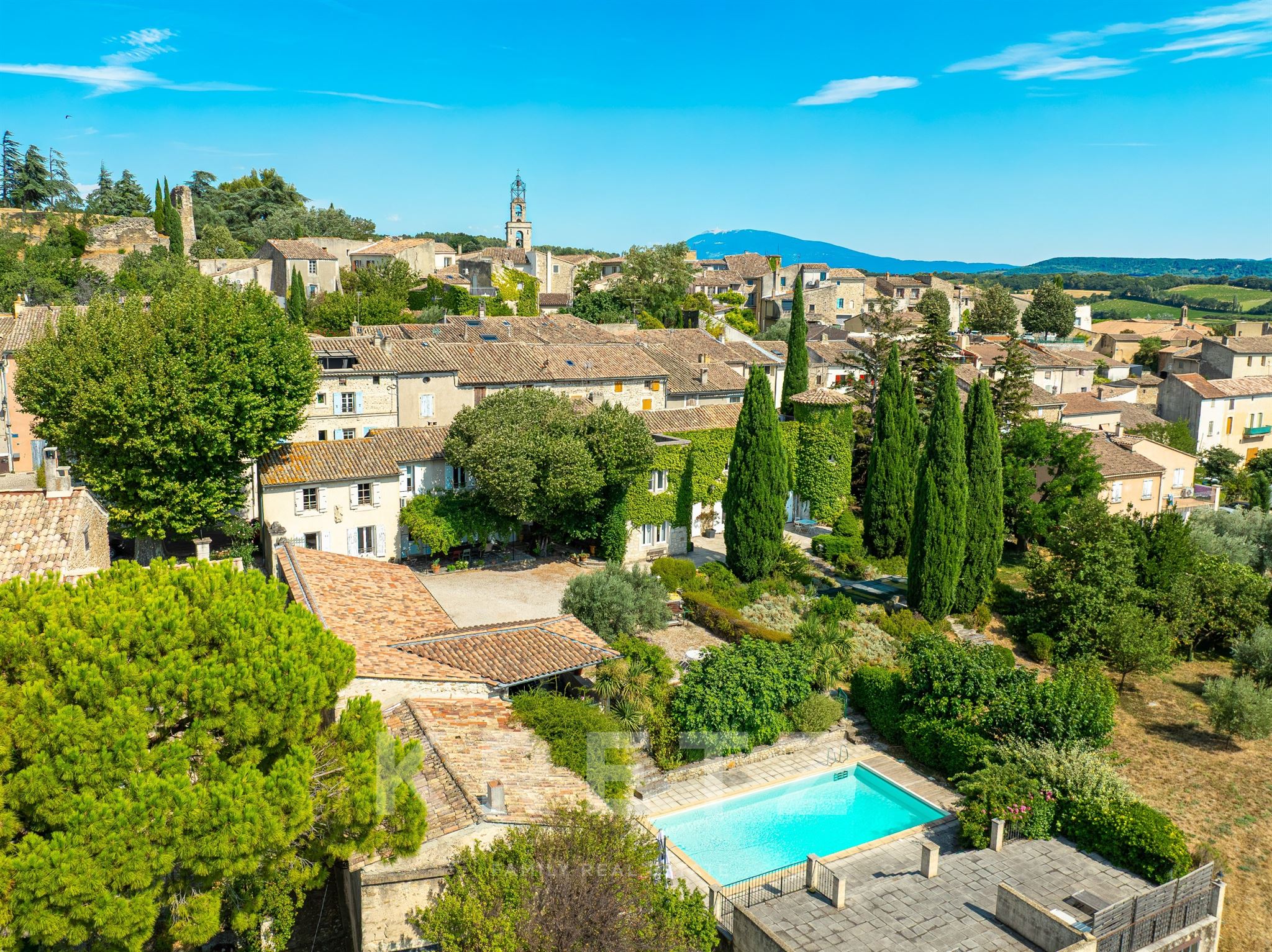 Maison de Prestige au Cœur du Village, avec Vues Ouvertes et Parc Arboré