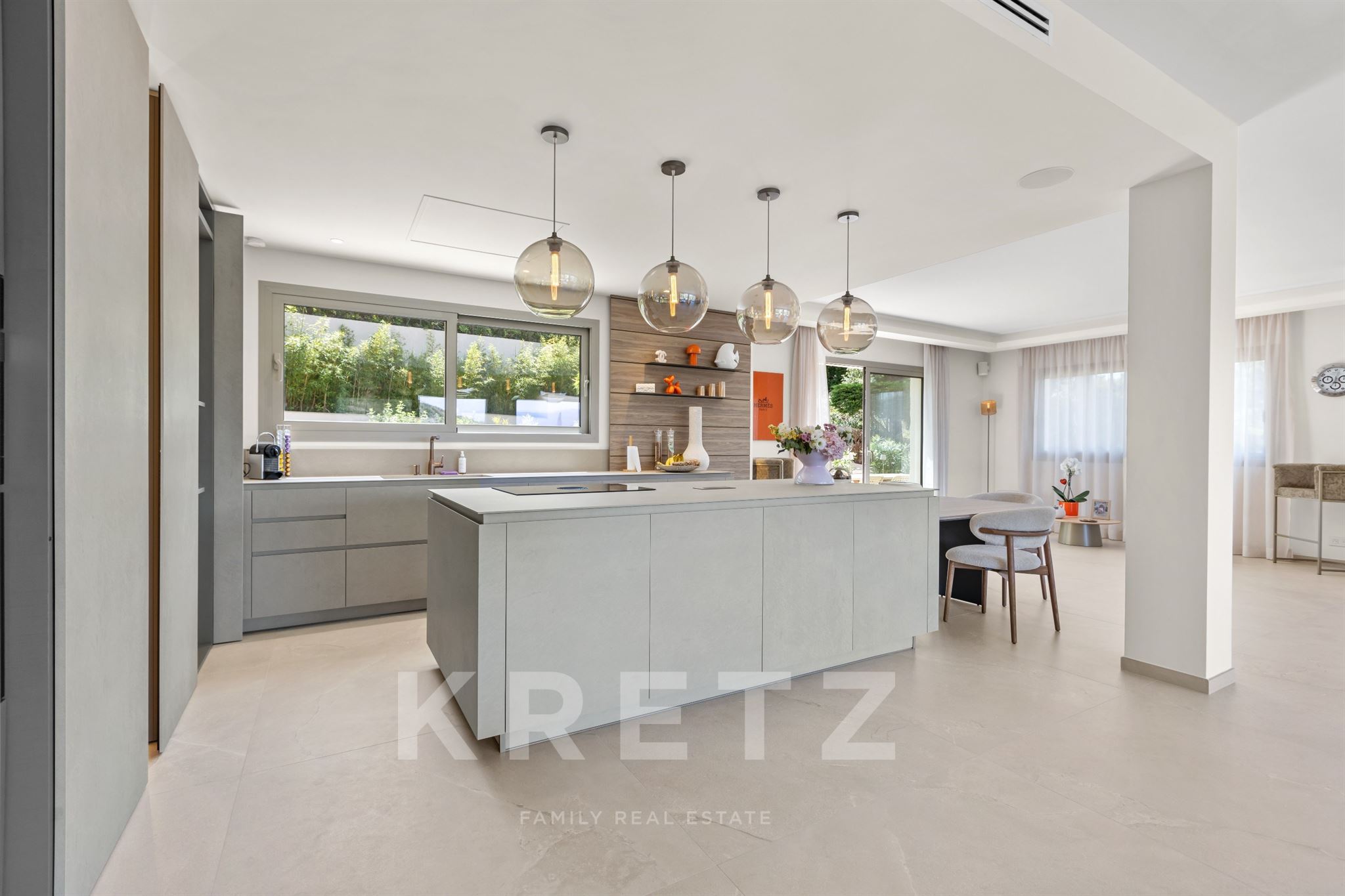 ÉCRIN D’EXCEPTION : VILLA HYPER-LUXE AVEC VUE FÉERIQUE SUR LA BAIE DE CANNES