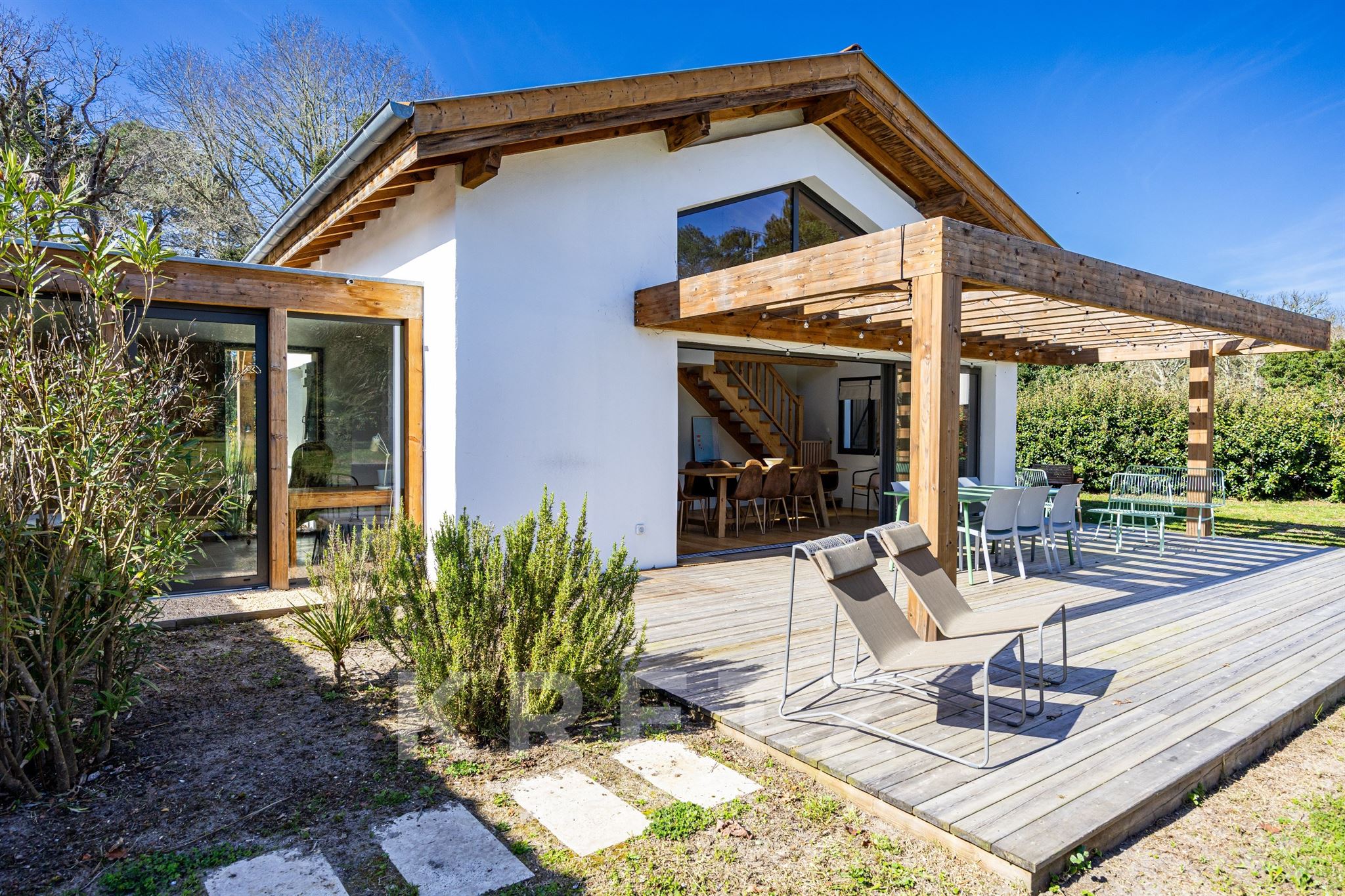 Architect-designed villa, elegance and serenity away from prying eyes.