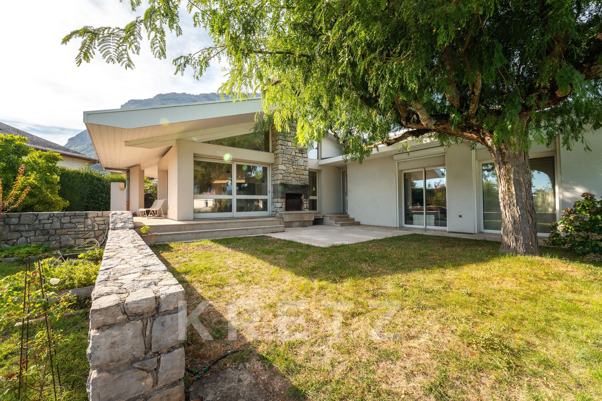 Moradia d'arquiteto em Biviers, grande terreno em local calmo