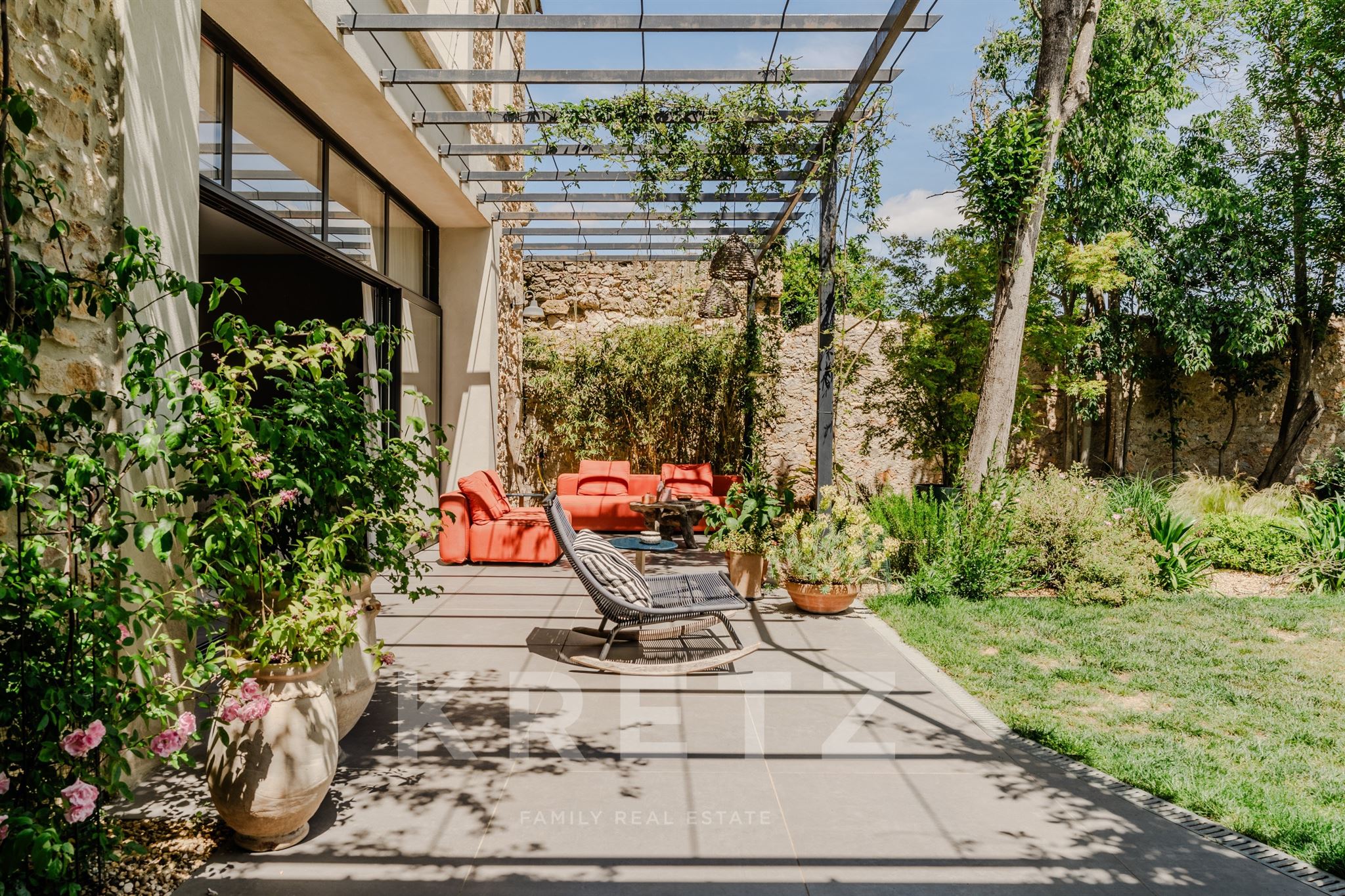 Propriété de luxe rénovée dans le Sud de la France avec jardin paysager.