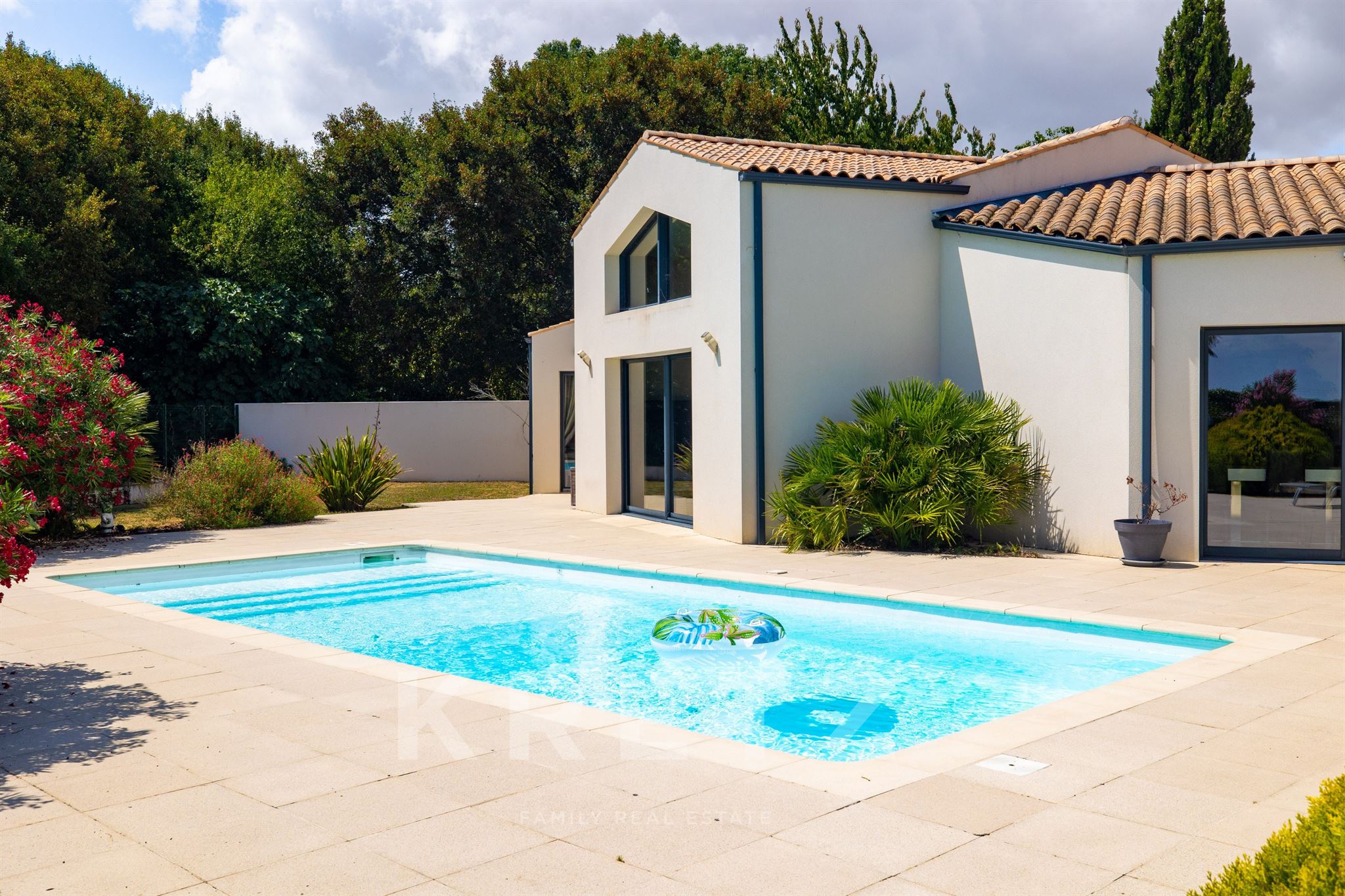 Maison de plain-pied avec piscine à 10 minutes de La Rochelle