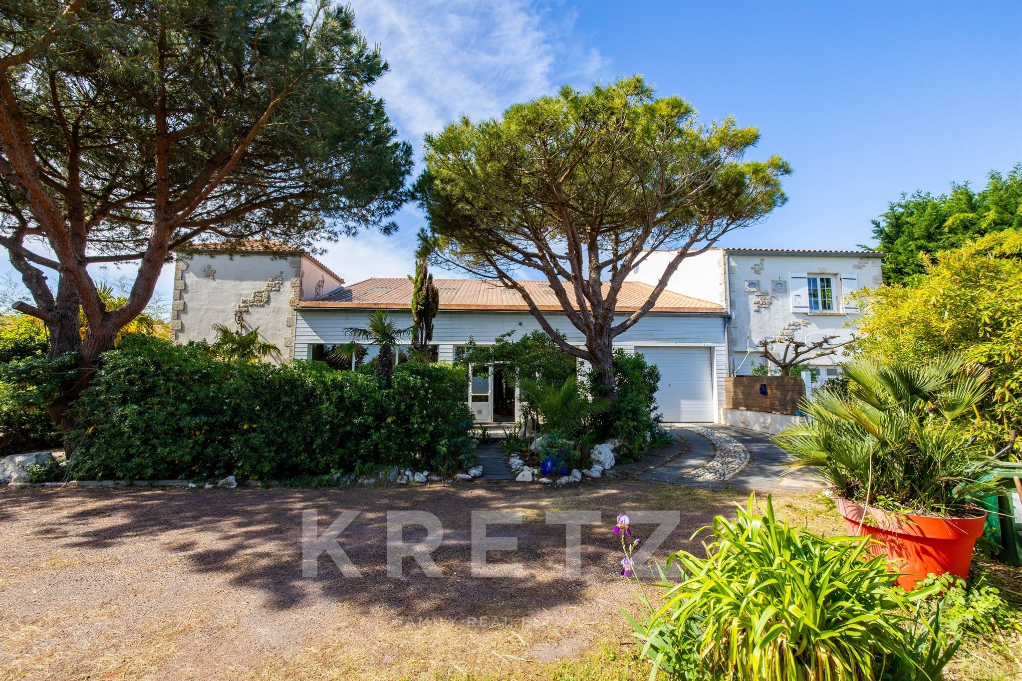 Exceptional property featuring a 220 m² tropical greenhouse in the heart of Oléron Island