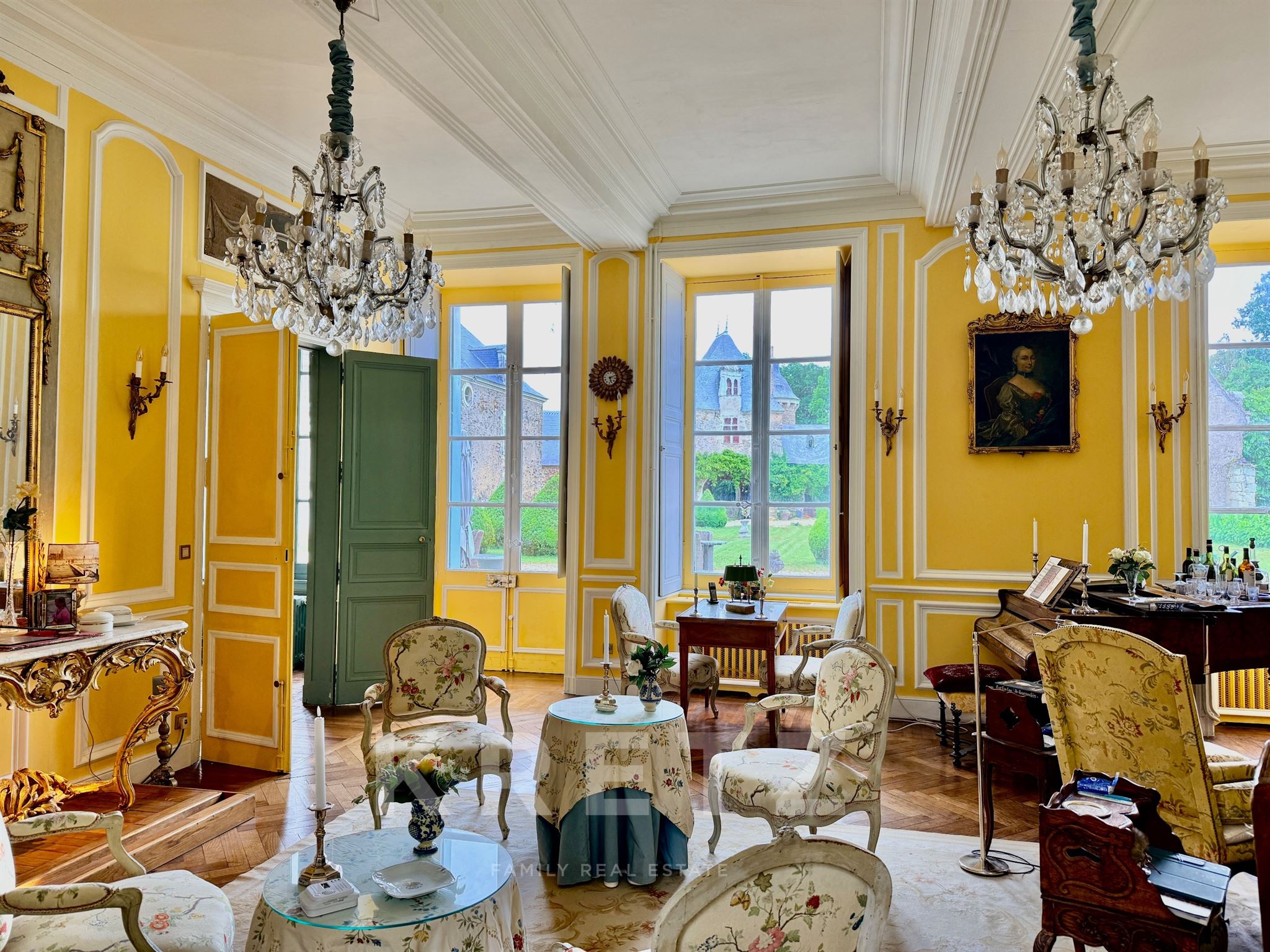 Magnificent Listed Château (15th–17th centuries) near Angers - 71ha