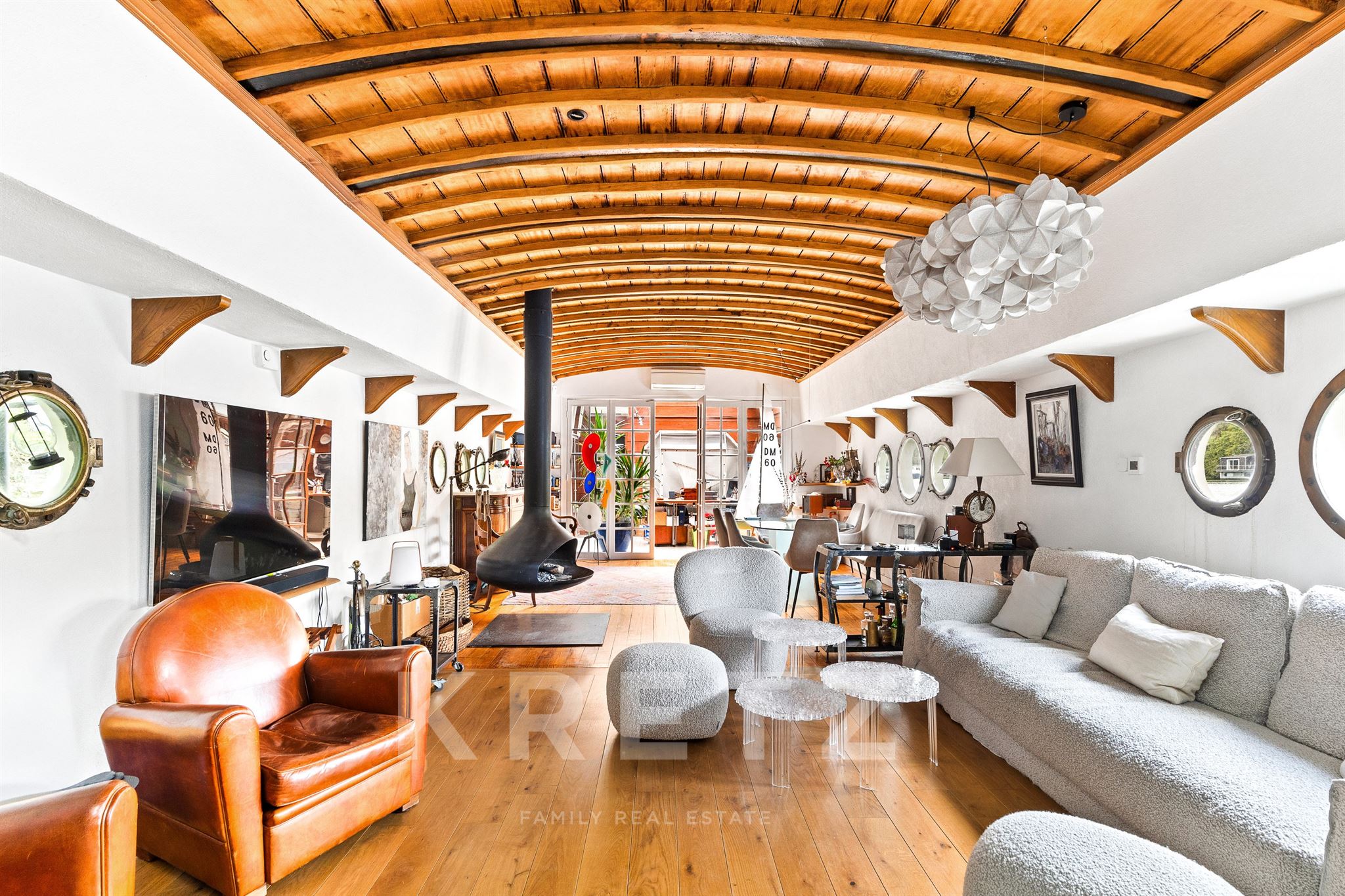 Elegant Renovated Freycinet Barge with Panoramic Views on the Seine