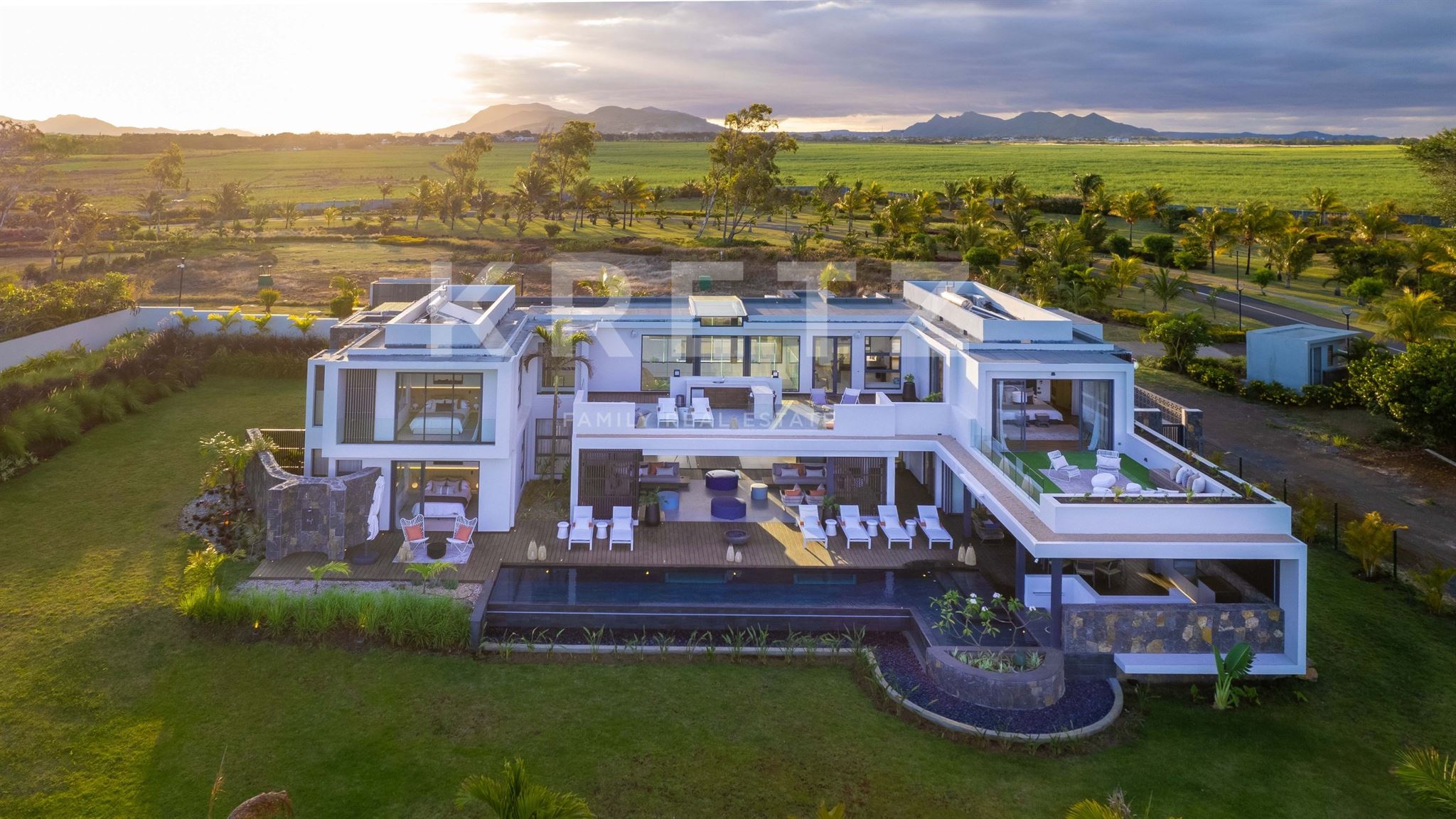 Sumptuous Luxury Villa between Golf Course and Ocean