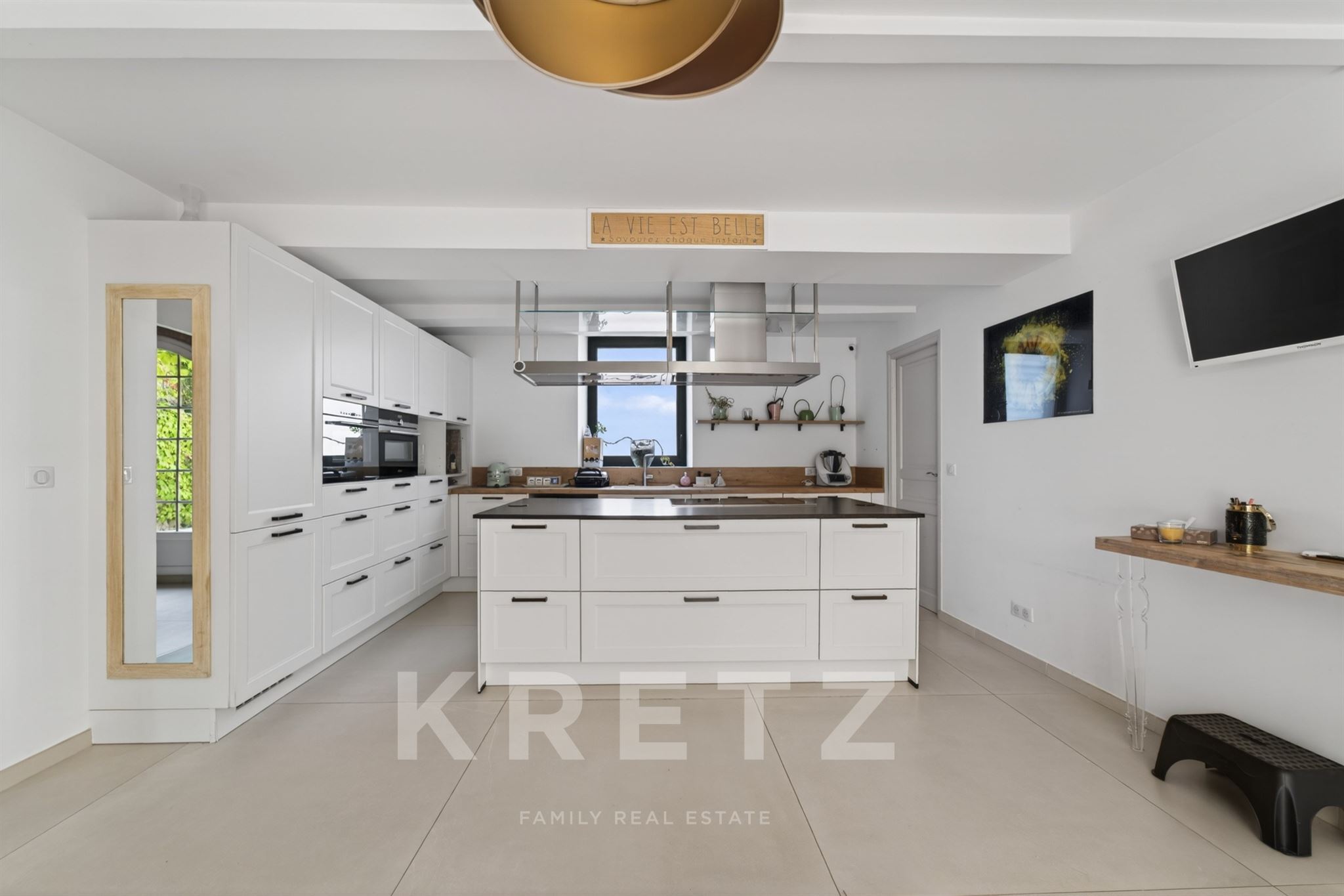 Salon-de-Provence – Renovated Family Property with Two Independent Homes and Swimming Pool