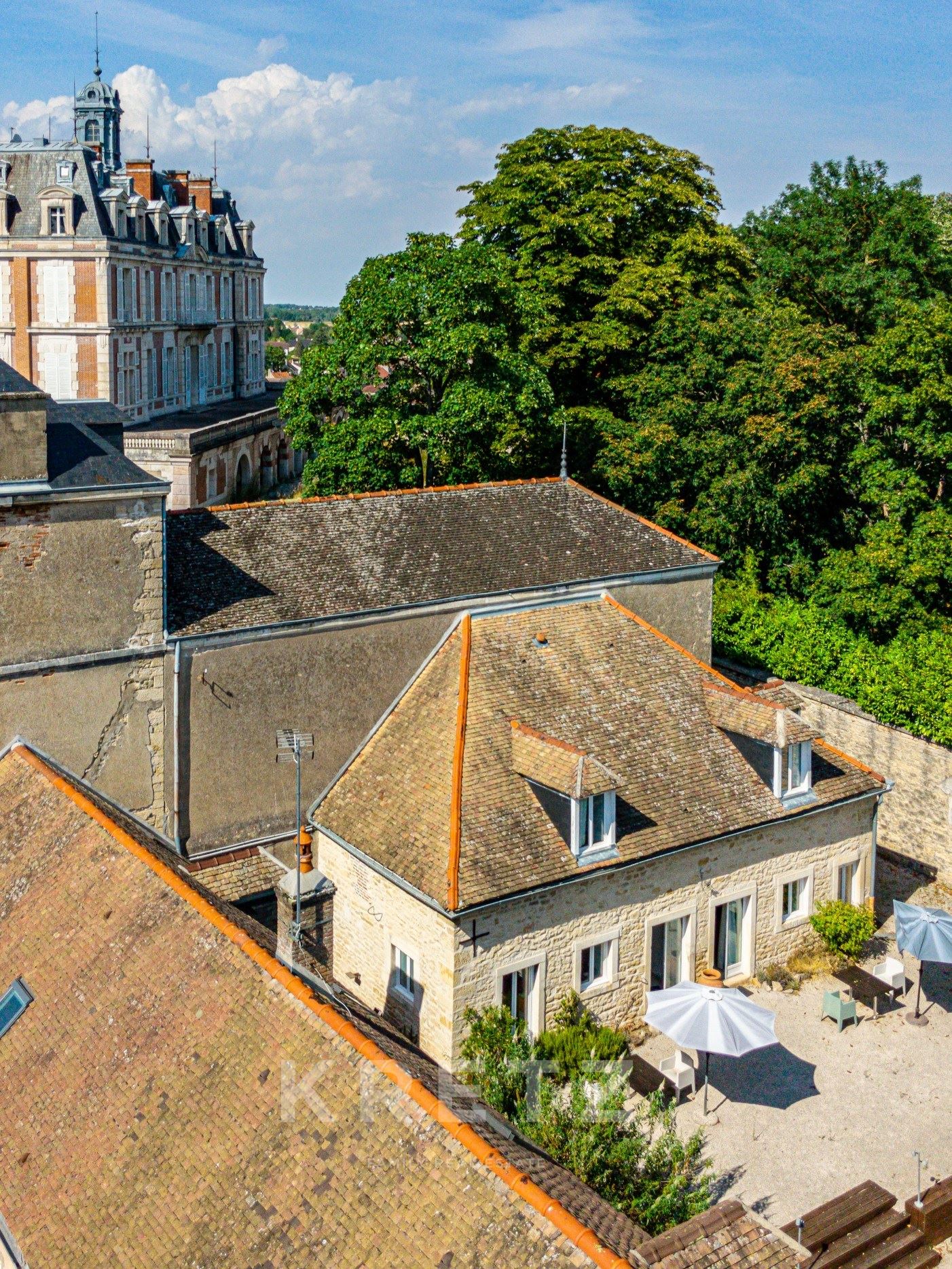 Domaine de caractère avec gîtes et espaces de réception- Bourgogne viticole