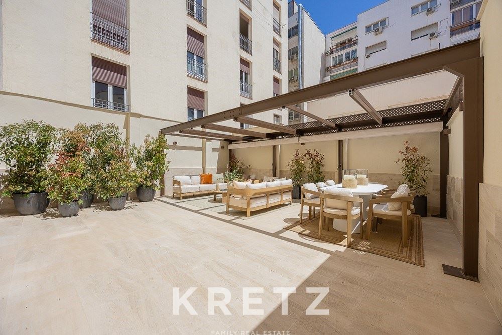 Spectacular renovated apartment with a 55 m² terrace