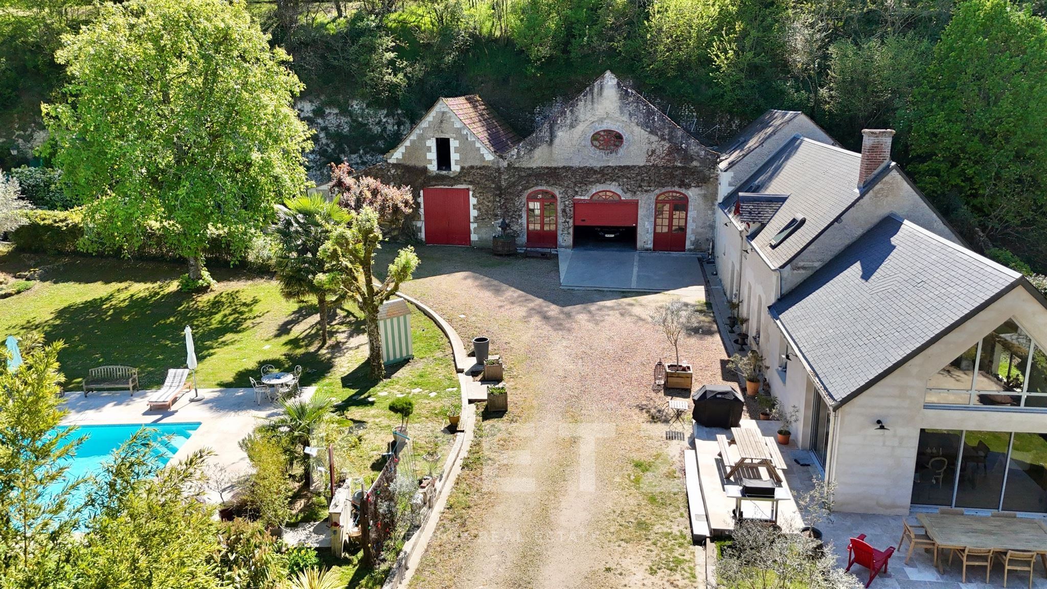 Longere and its old wine storehouse