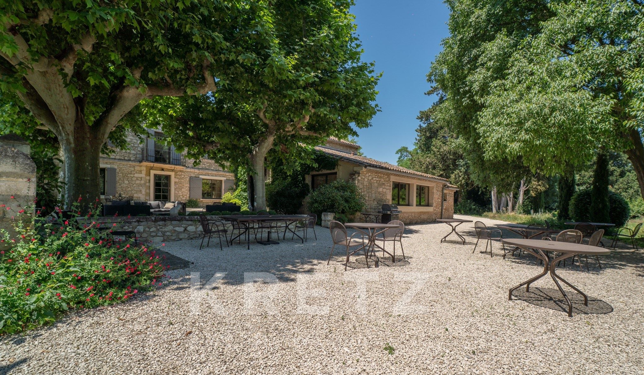 Exceptional provencal estate in Avignon – 585 sqm farmhouse with 8 suites, swimming pool and private