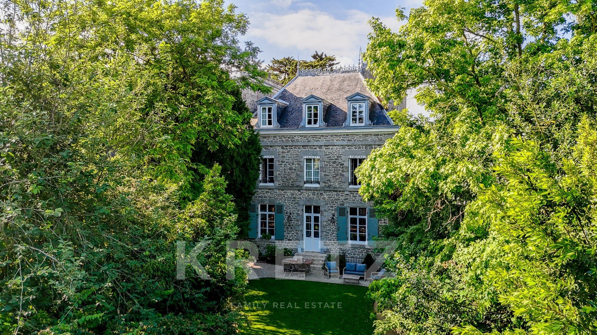 Dinan – Exceptionnelle Maison de Maître en pierre avec jardins et garage
