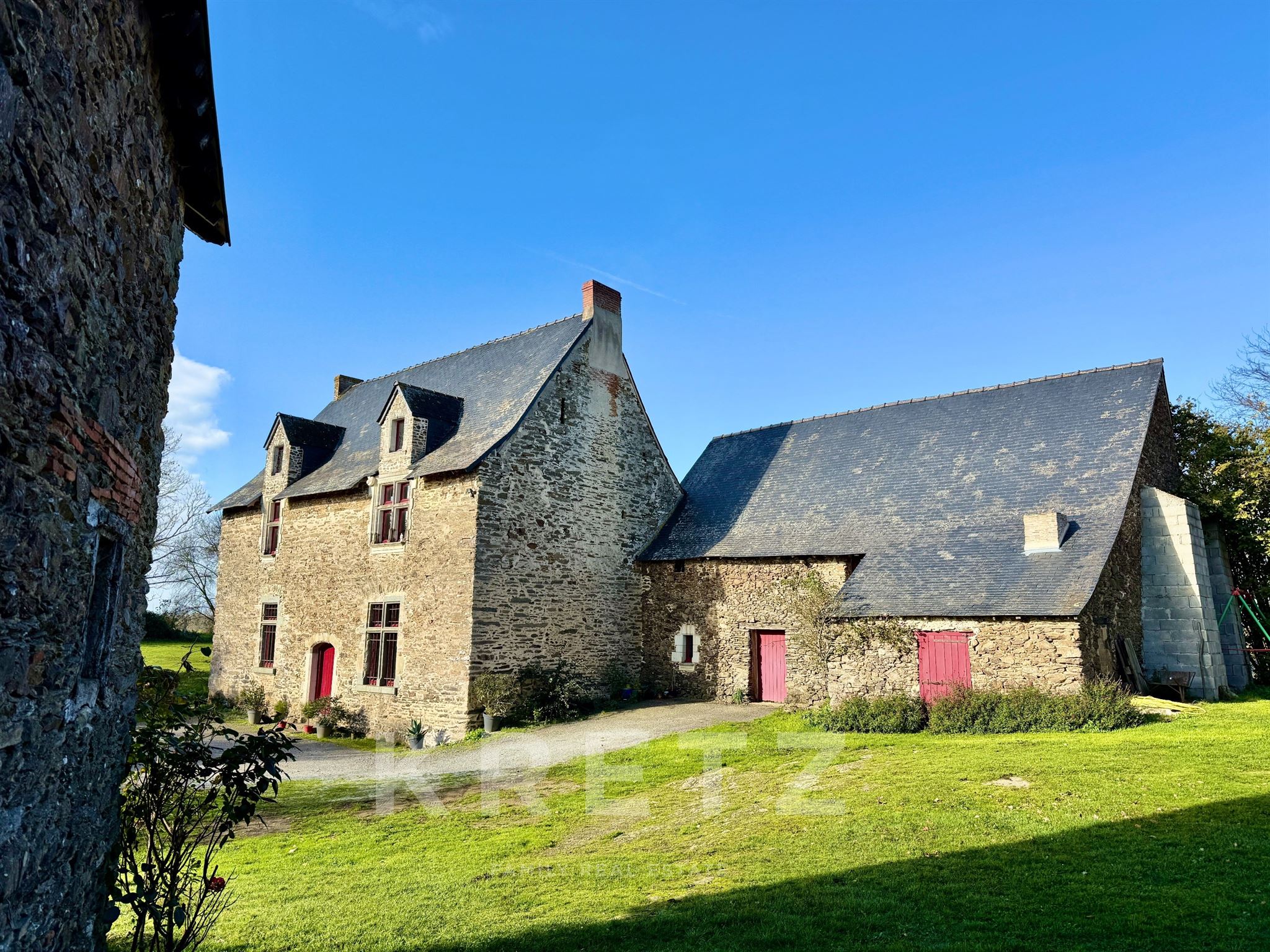 16th-Century Manor with Outbuildings and 1ha – Haut-Anjou / Mayenne