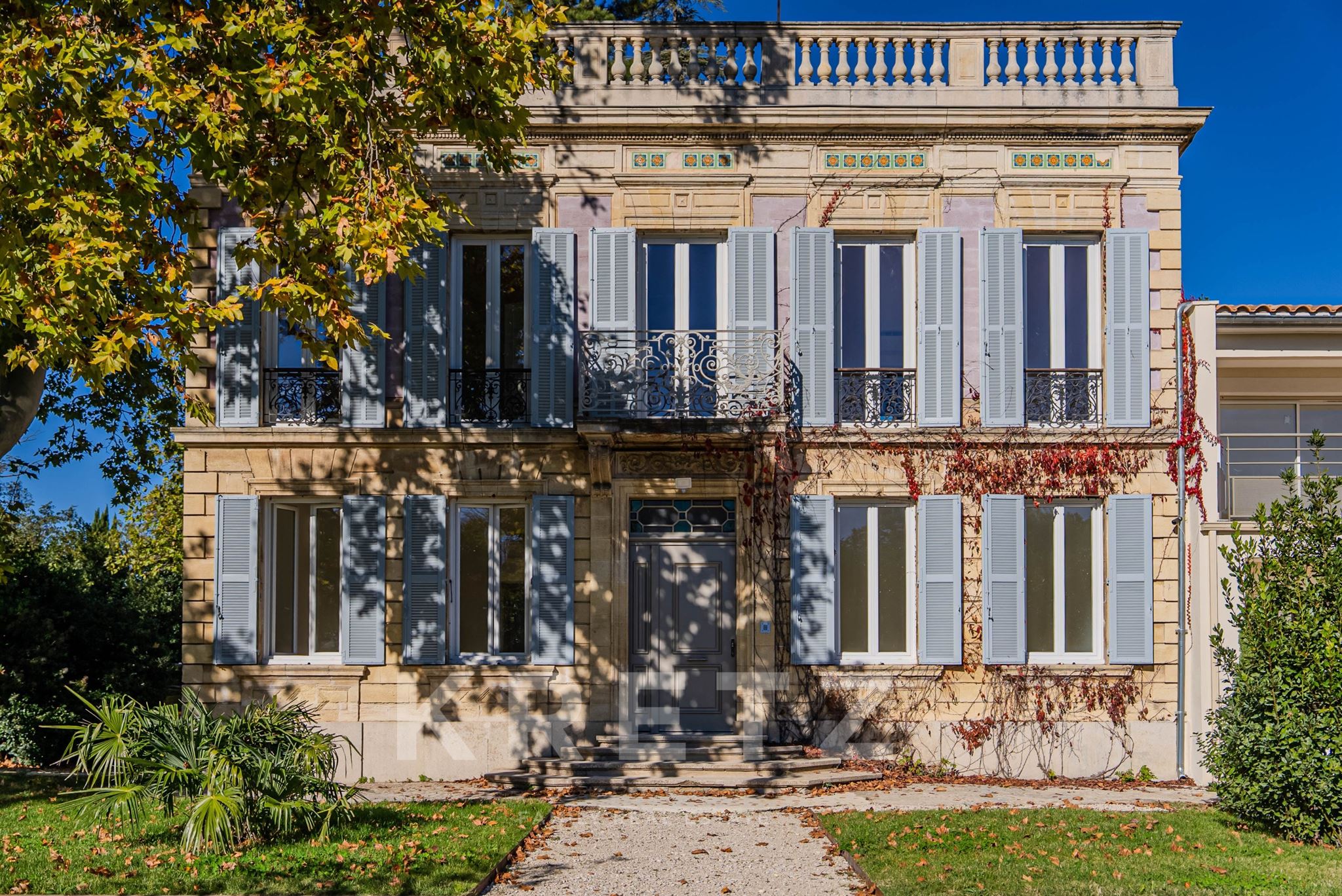 Maison de maître napoléonienne, dix appartements et parc arboré avec piscine