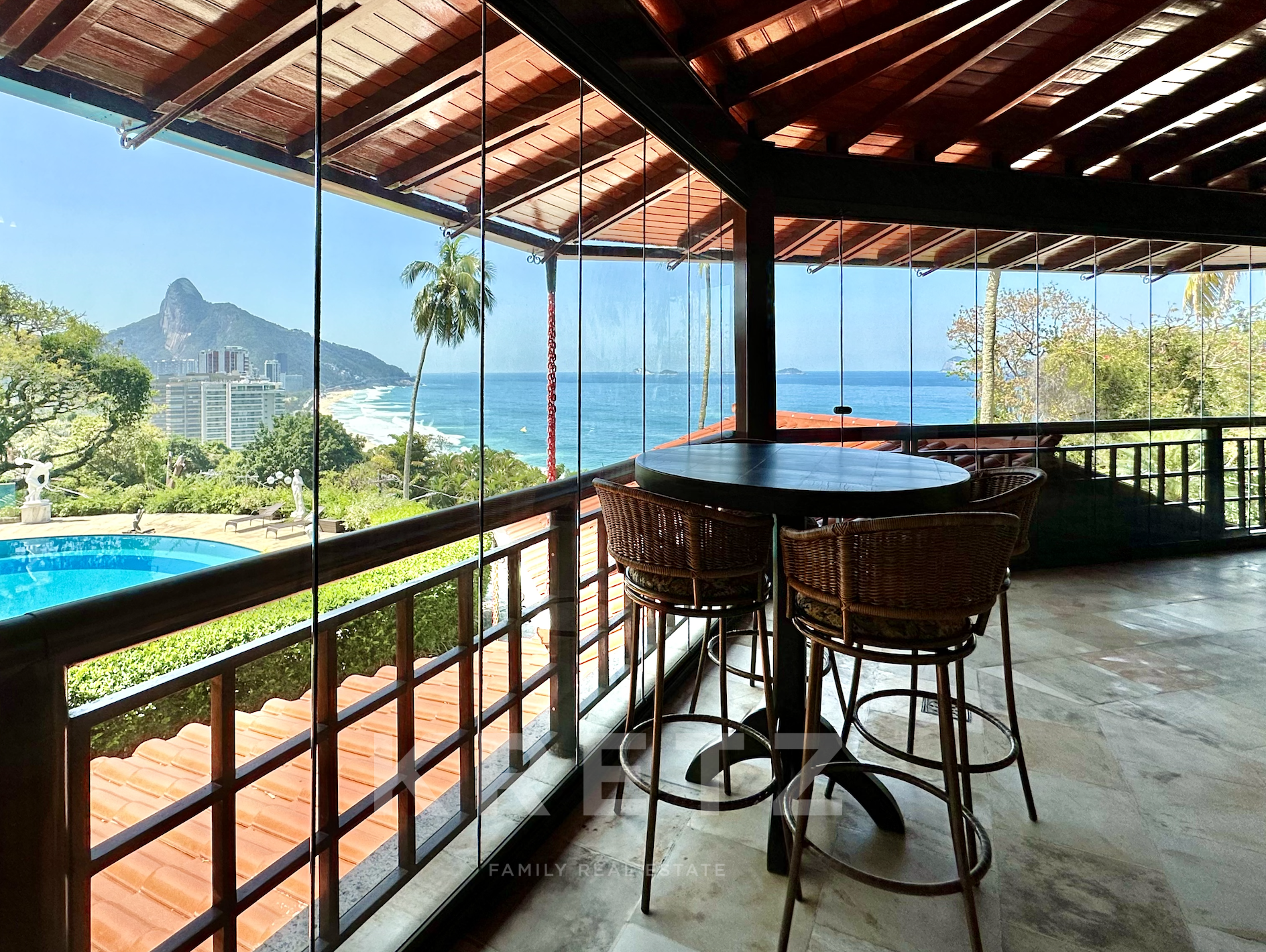 Exceptional manor house with sea view