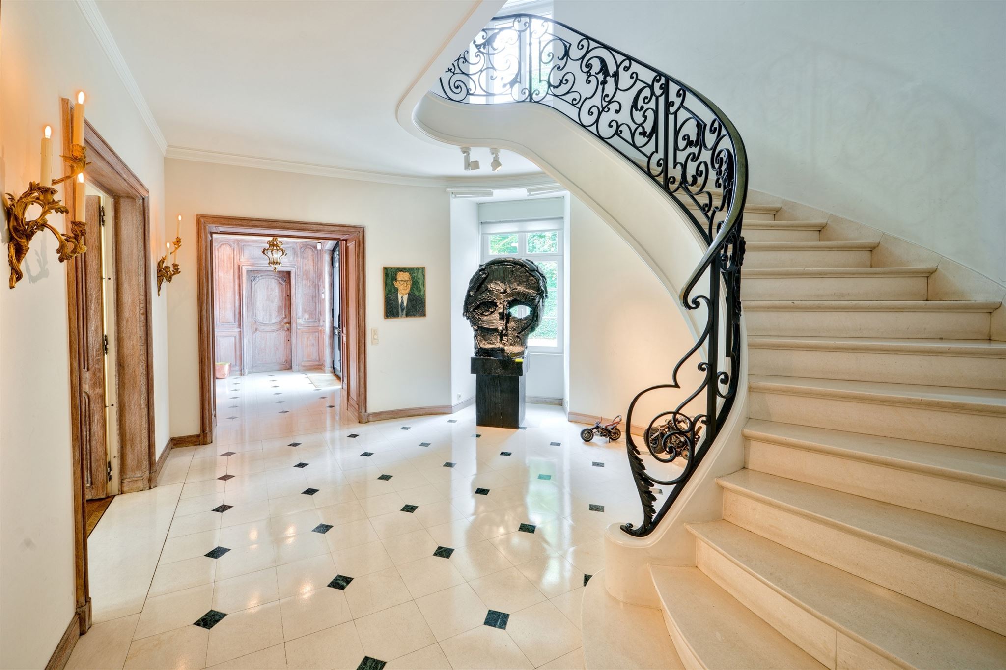 Exceptional property nestled in a lush green setting at the gateway to the city