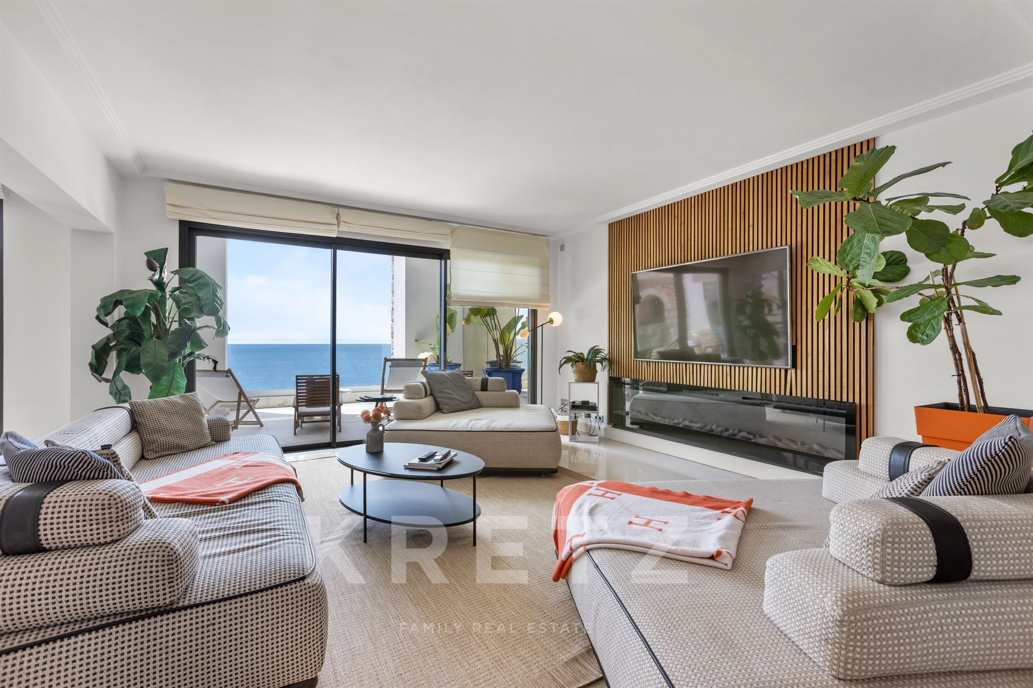 Cliffside Apartment Overlooking the Sea