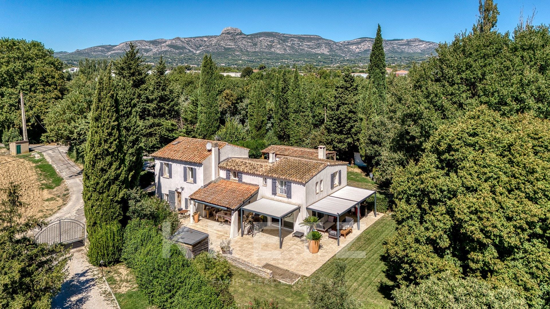 AUBAGNE – BASTIDE DE CHARME ENTIÈREMENT RÉNOVÉE | 215 m² | TERRAIN 4 300 m²