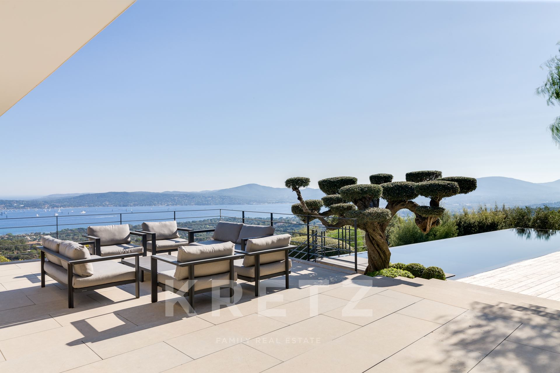 Architect-designed villa with exceptional view of the Gulf of Saint-Tropez