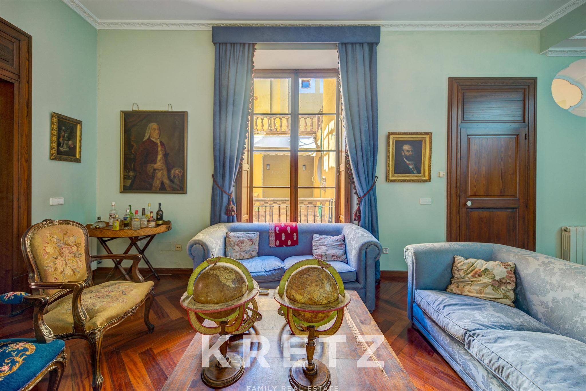 Elegant Triplex Palace in the Historic Center of Palma with Panoramic Terrace, Patio, and Elevator