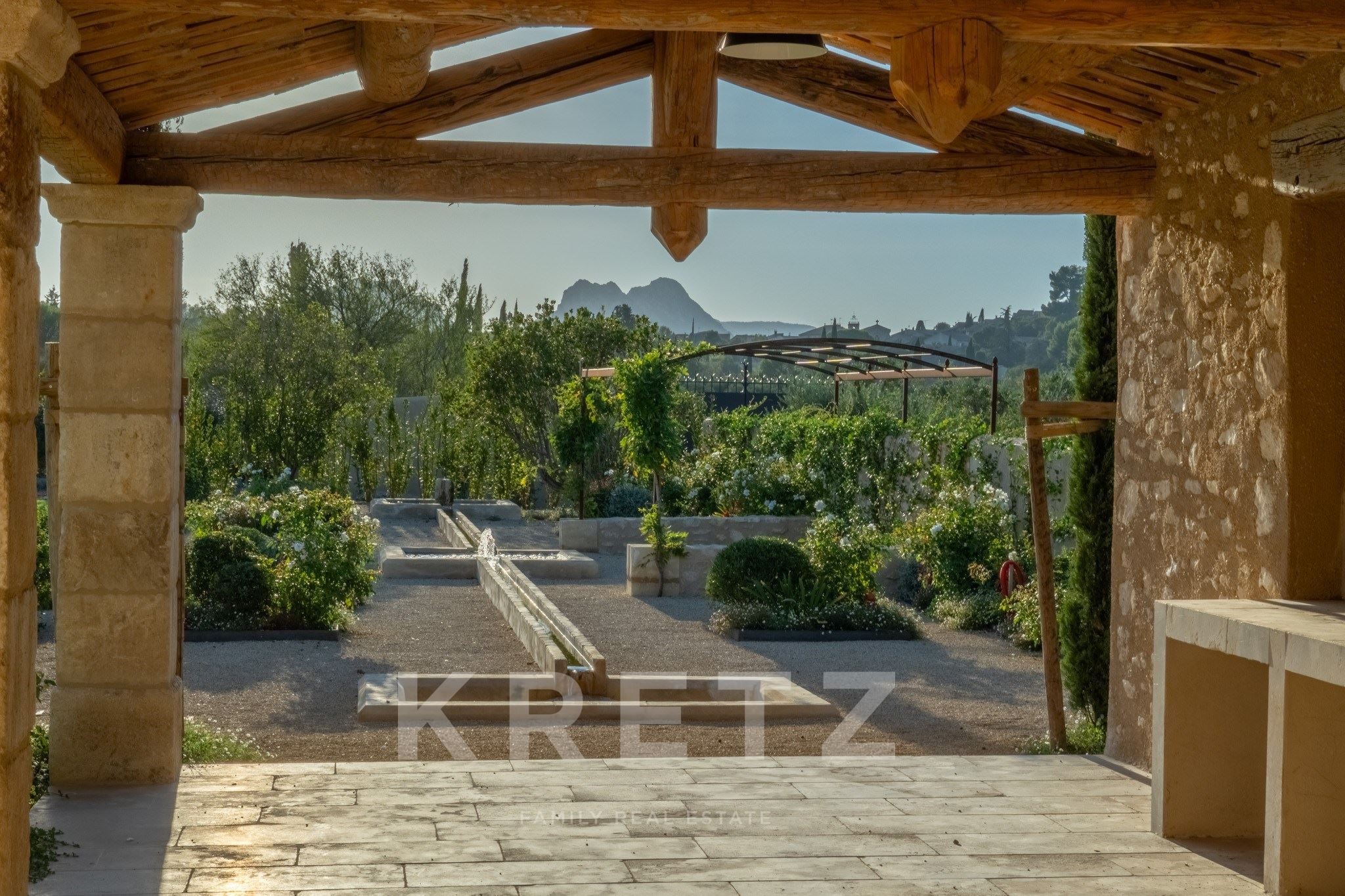 Eygalières – Mas en pierre à pied du village avec vue sur les Alpilles