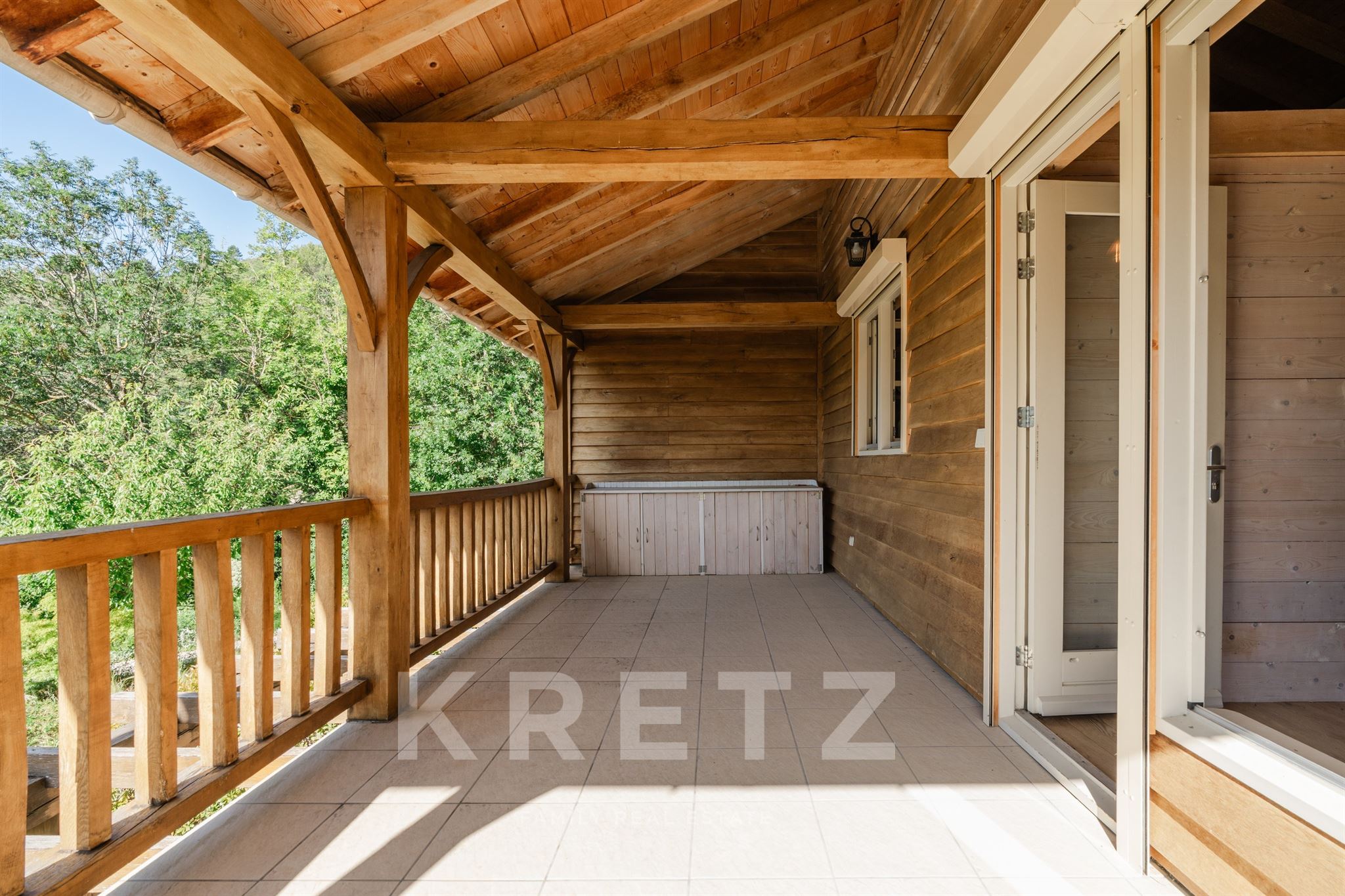 Una villa abierta al horizonte de los Pirineos, pensada tanto para vivir como para generar ingresos 