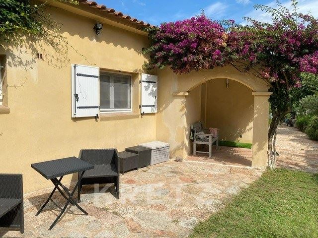 Villa contemporaine avec piscine dans un environnement préservé