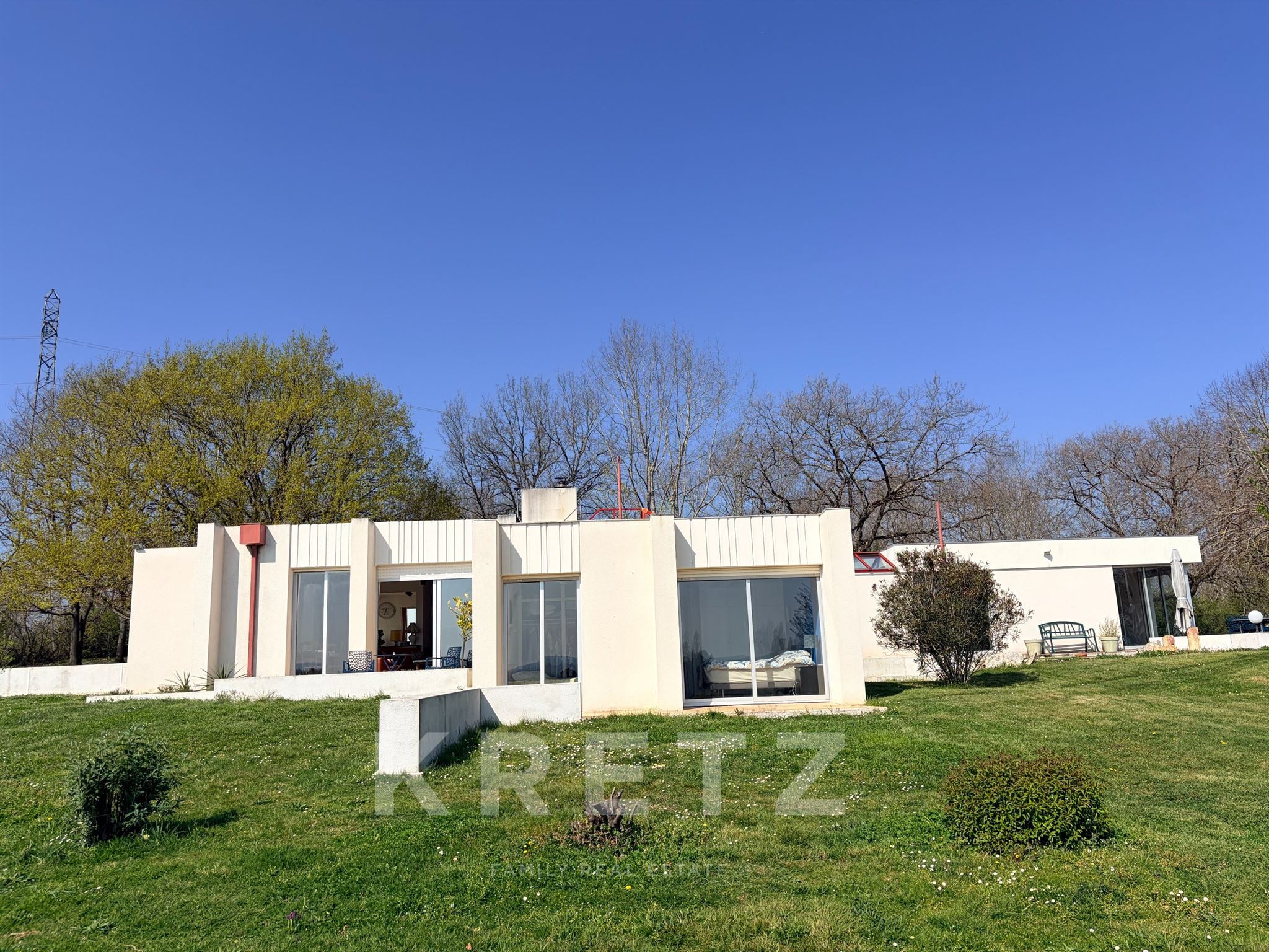 Élégante maison d’architecte sur 6 hectares avec vue golf – cadre exceptionnel