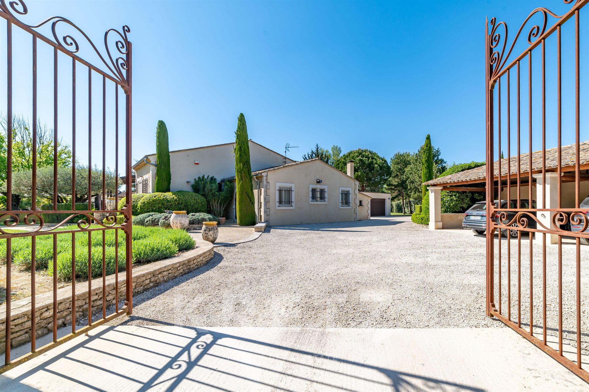 At the gates of Saint-Rémy-de-Provence, an exceptional 320 sqm property set within a landscaped have