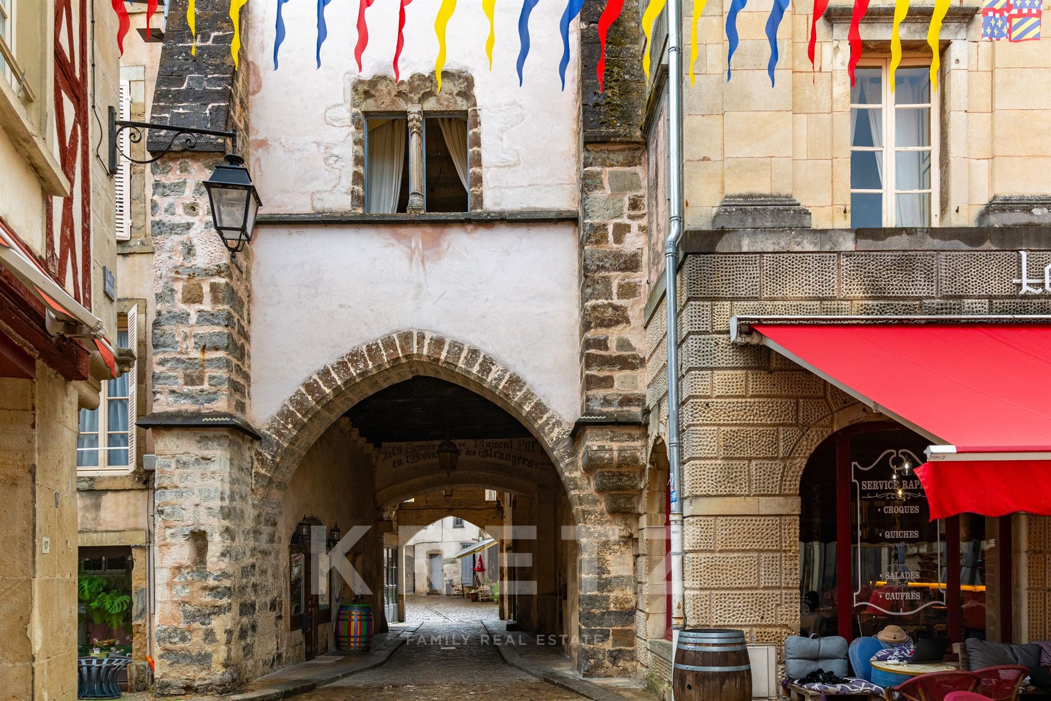 SEMUR-EN-AUXOIS - Residência histórica excepcional construída sobre um portão do século XIV nas mura