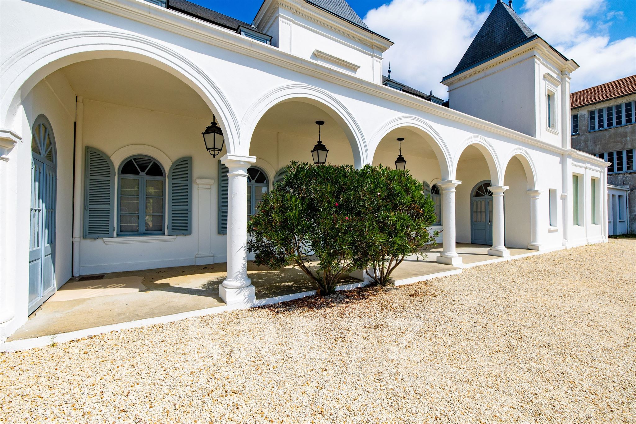 Château XIXᵉ – 1 800 m² avec dépendances, 1,3 ha constructibles