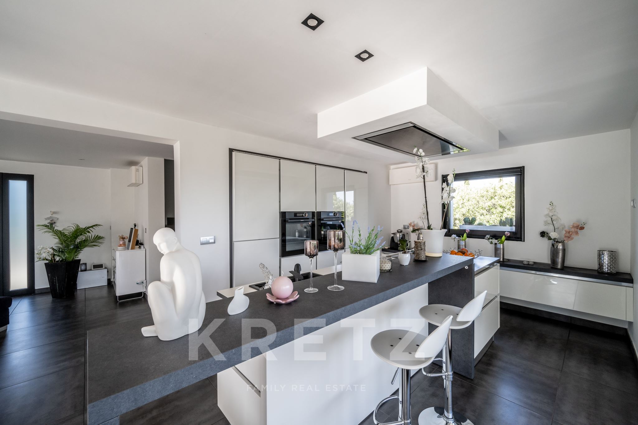 10 minutes from Porto Vecchio, contemporary architect-designed house for sale